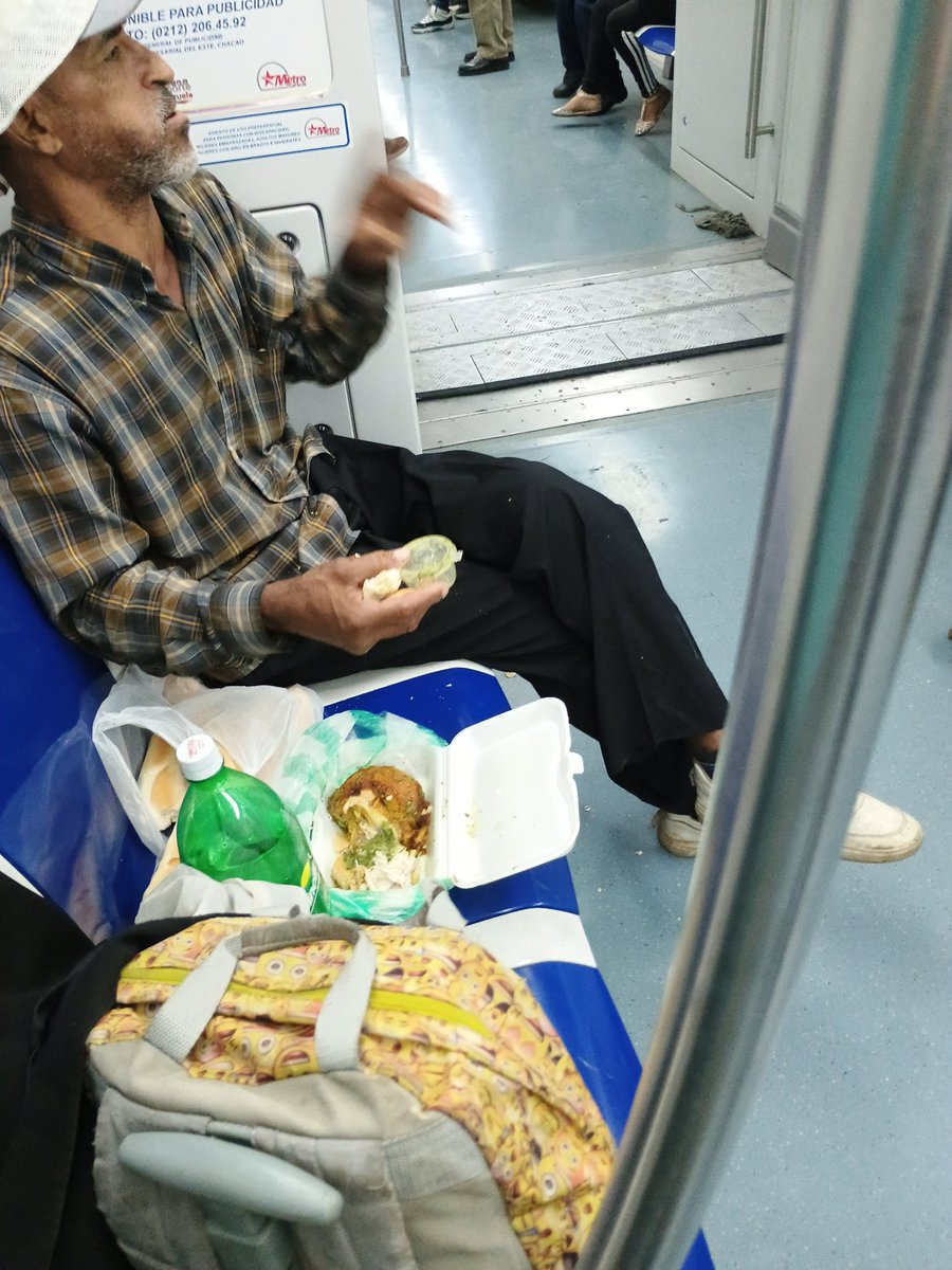 Este señor no esperó llegar a su casa para comerse su pollo asado y decidió cenar en pleno Metro de Caracas 🙊 <a href="/metro_caracas/">Compañía Anónima Metro de Caracas</a>