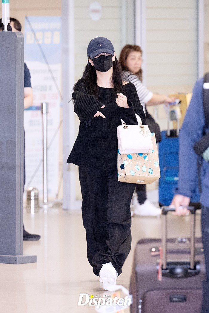 portalblackpink's tweet image. #JSOO desembarcando no aeroporto de Incheon, na Coreia do Sul.