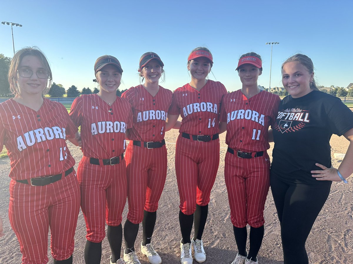 SoftballHusky's tweet photo. Senior night W 4-2! 

Hannah also received the Henderson Scholarship tonight❤️ https://t.co/aEkCMGgEfx