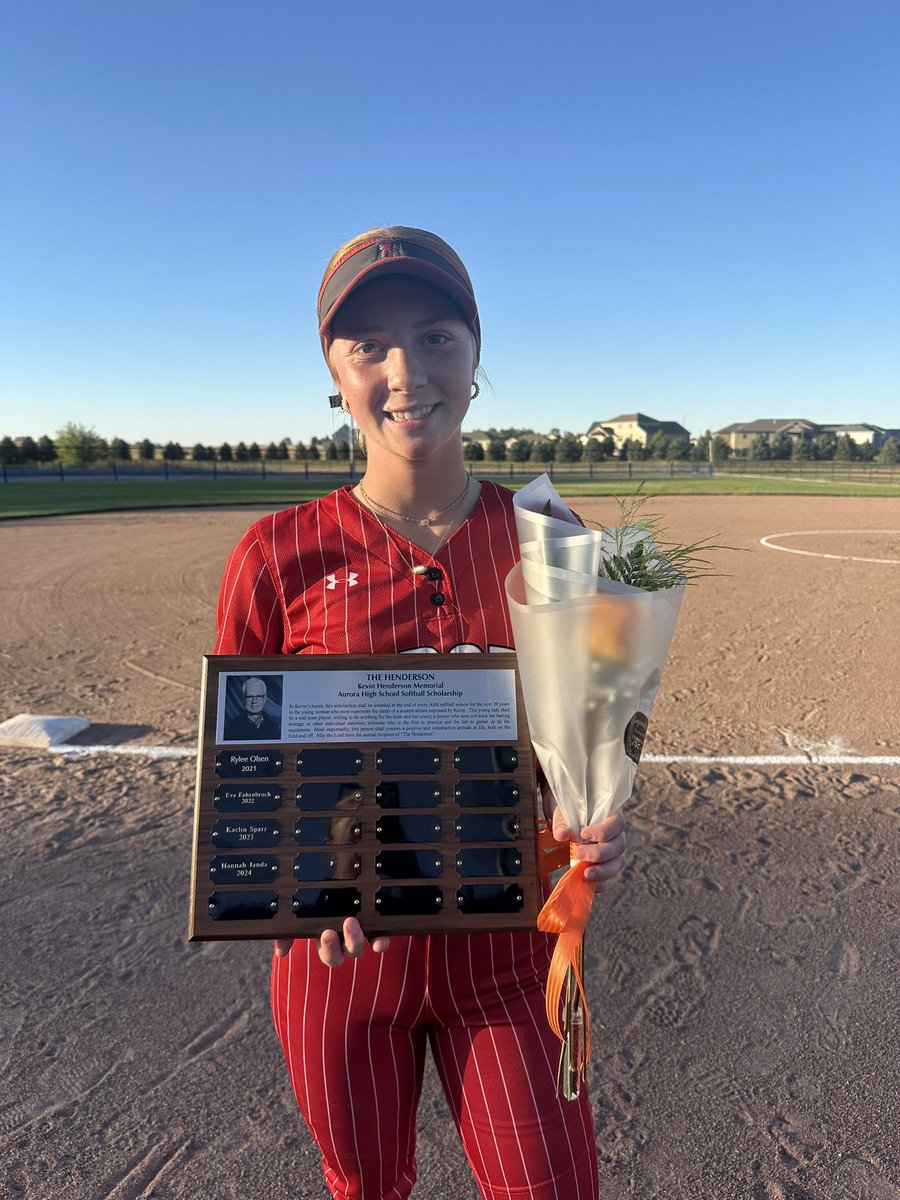SoftballHusky's tweet photo. Senior night W 4-2! 

Hannah also received the Henderson Scholarship tonight❤️ https://t.co/aEkCMGgEfx