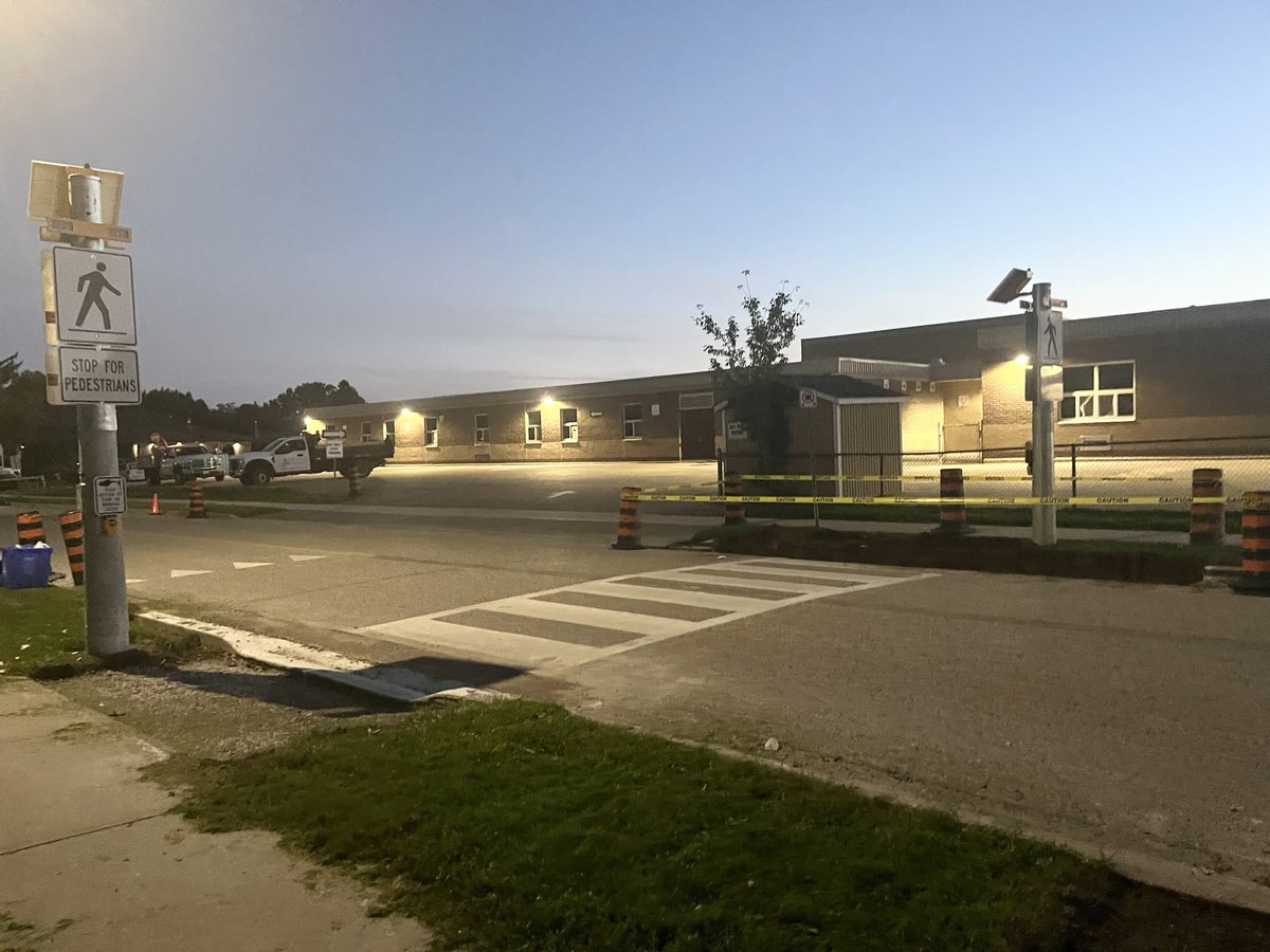 Crash22K's tweet photo. @TownofWhitby @DDSBSchools @ONAccessibility @TurnbullWhitby  

What’s up with Scott st. in front of Dr Robert Thornton PS. All crosswalks and sidewalks are closed for construction! Going to be chaos in morning! How is this legal for wheel chair access as well? Not AODA compliant! https://t.co/tuyYBVl4ku