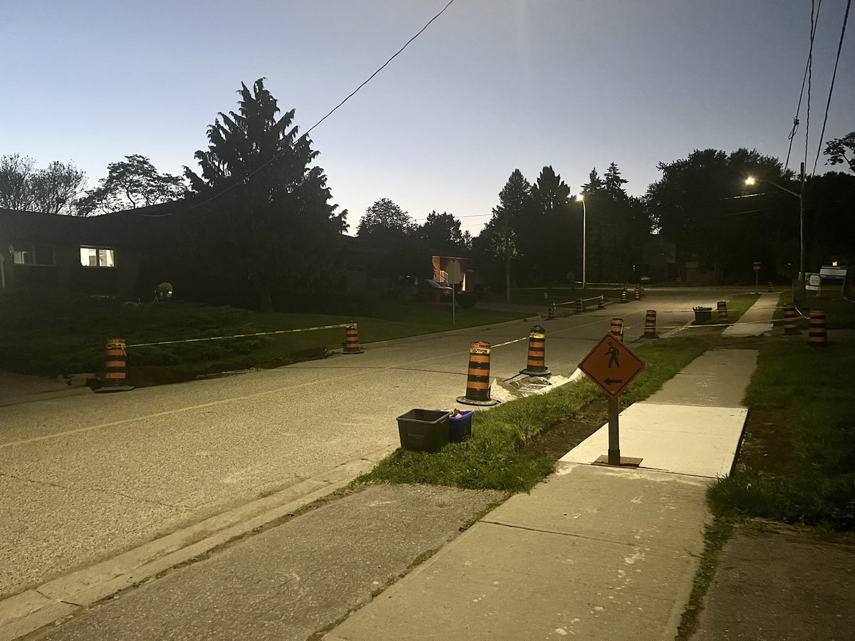 Crash22K's tweet photo. @TownofWhitby @DDSBSchools @ONAccessibility @TurnbullWhitby  

What’s up with Scott st. in front of Dr Robert Thornton PS. All crosswalks and sidewalks are closed for construction! Going to be chaos in morning! How is this legal for wheel chair access as well? Not AODA compliant! https://t.co/tuyYBVl4ku