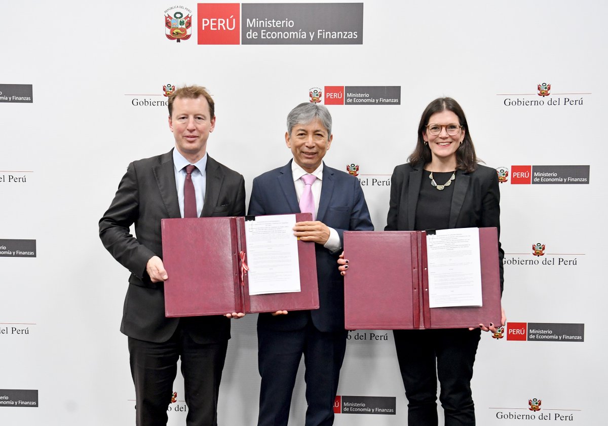 El ministro <a href="/JoseArista_A/">José Arista Arbildo</a> suscribió el Memorando de Entendimiento entre el MEF, la <a href="/UKinPeru/">UK in Peru 🇬🇧🇵🇪</a> y Enabling Better Infraestructure en representación de la Institución de Ingenieros, con el objetivo de fortalecer la planificación estratégica e institucional de infraestructura en Perú.