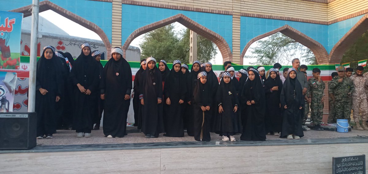 حضور دختران محله دولت آباد مرکزی جیرفت در گلزار شهدا به پاس یک عمر رشادت و مردانگی  آن جوانمردان بمناسبت هفته دفاع مقدس  با قرائت فاتحه و گل افشانی
#قهرمان_محله
#اوج_ایثار