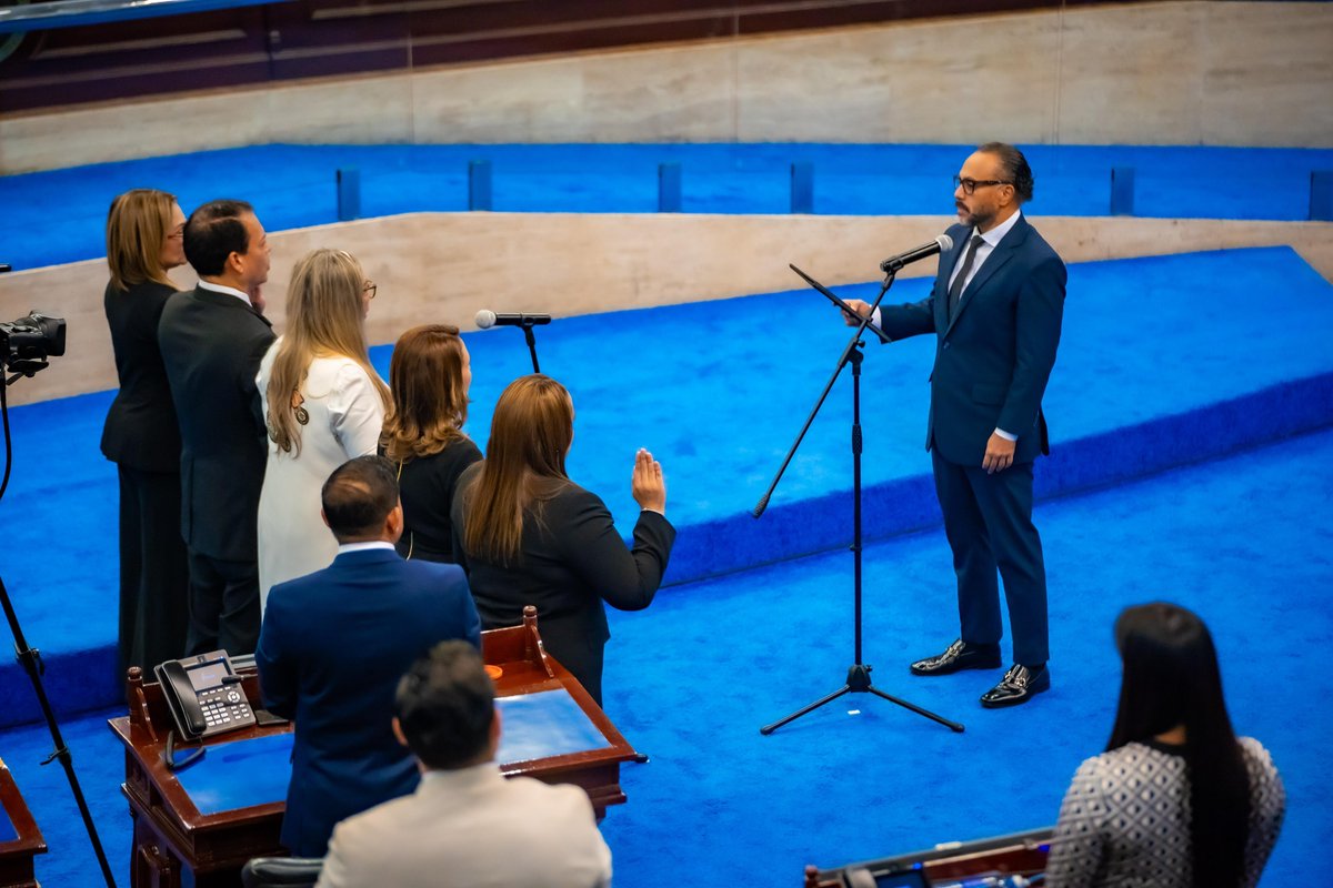 ECastroES's tweet photo. En la sesión #plenaria22, el Pleno Legislativo eligió a los magistrados del @TSEElSalvador para el período 2024-2029.

Magistrados propietarios: 
 
⏺️ Roxana Seledonia Soriano de Viaud
⏺️ Francisco Rubén Alvarado Fuentes
⏺️ Cecilia María Marroquín Castro
⏺️ Karla Cecilia Guandique de Miranda
⏺️ Sofía Guadalupe Paniagua Meléndez

Magistrados suplentes:

⏺️ Karen Elizabeth González de Girón
⏺️ René Amílcar Claros 
⏺️ Irvin Antonio Castillo López
⏺️ Mario Antonio Alas Ramírez
⏺️ Francisco Fernando Molina Castro

Además, juramentamos a Roxana Seledonia Soriano de Viaud como presidenta de la institución. 

Una vez más, realizamos este proceso con transparencia y apegados al debido proceso y a las leyes de nuestro país.

Que Dios acompañe en su labor a las nuevas autoridades del TSE.