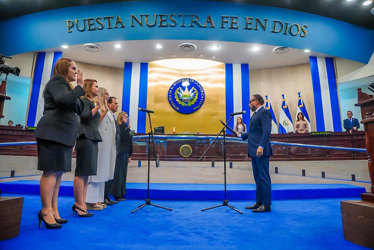 ECastroES's tweet photo. En la sesión #plenaria22, el Pleno Legislativo eligió a los magistrados del @TSEElSalvador para el período 2024-2029.

Magistrados propietarios: 
 
⏺️ Roxana Seledonia Soriano de Viaud
⏺️ Francisco Rubén Alvarado Fuentes
⏺️ Cecilia María Marroquín Castro
⏺️ Karla Cecilia Guandique de Miranda
⏺️ Sofía Guadalupe Paniagua Meléndez

Magistrados suplentes:

⏺️ Karen Elizabeth González de Girón
⏺️ René Amílcar Claros 
⏺️ Irvin Antonio Castillo López
⏺️ Mario Antonio Alas Ramírez
⏺️ Francisco Fernando Molina Castro

Además, juramentamos a Roxana Seledonia Soriano de Viaud como presidenta de la institución. 

Una vez más, realizamos este proceso con transparencia y apegados al debido proceso y a las leyes de nuestro país.

Que Dios acompañe en su labor a las nuevas autoridades del TSE.