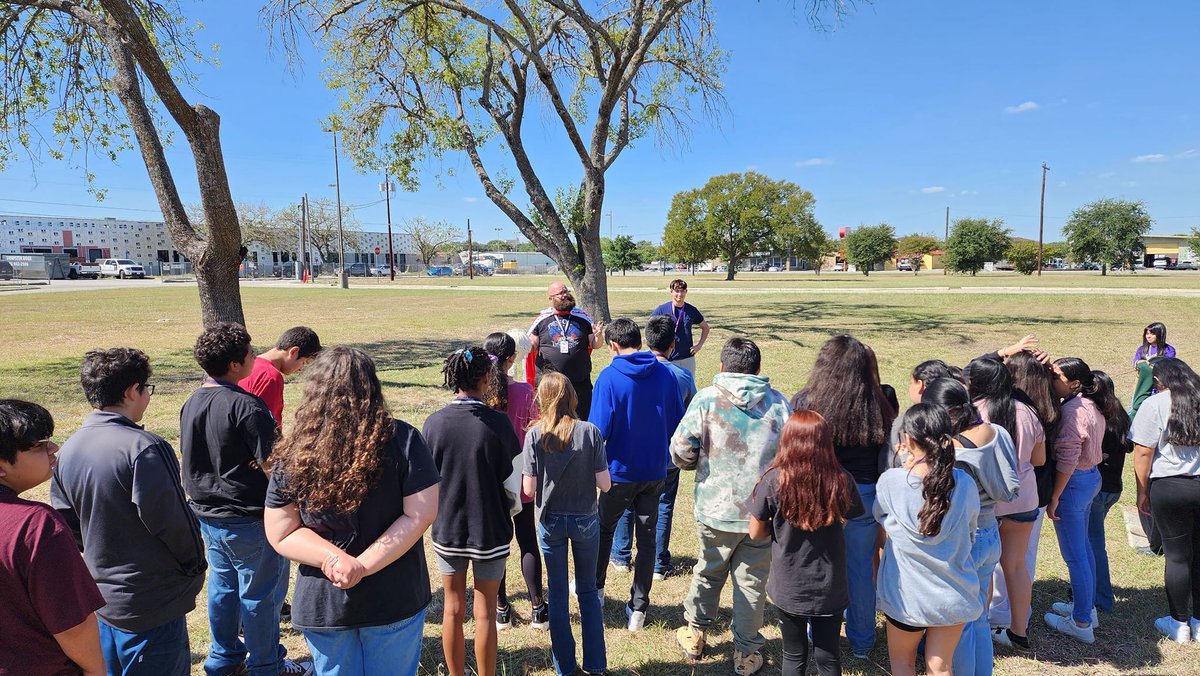 GoodnightSMCISD's tweet photo. Today's lesson was outside for Mr. Cross's and Mr. Lamkins's US History classes.  The American Revolution Simulation with tug of war battles.  Kids had a blast! #socialstudies #teachers #ALLIN #engaged @SanMarcosCISD https://t.co/9G5HZCVvfk