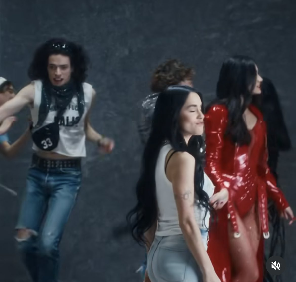 aiconetaok's tweet photo. Emma sale en el video de Lali es el de plateado ME MUERO @vichemma @lalioficial https://t.co/seU7Zc7bJE
