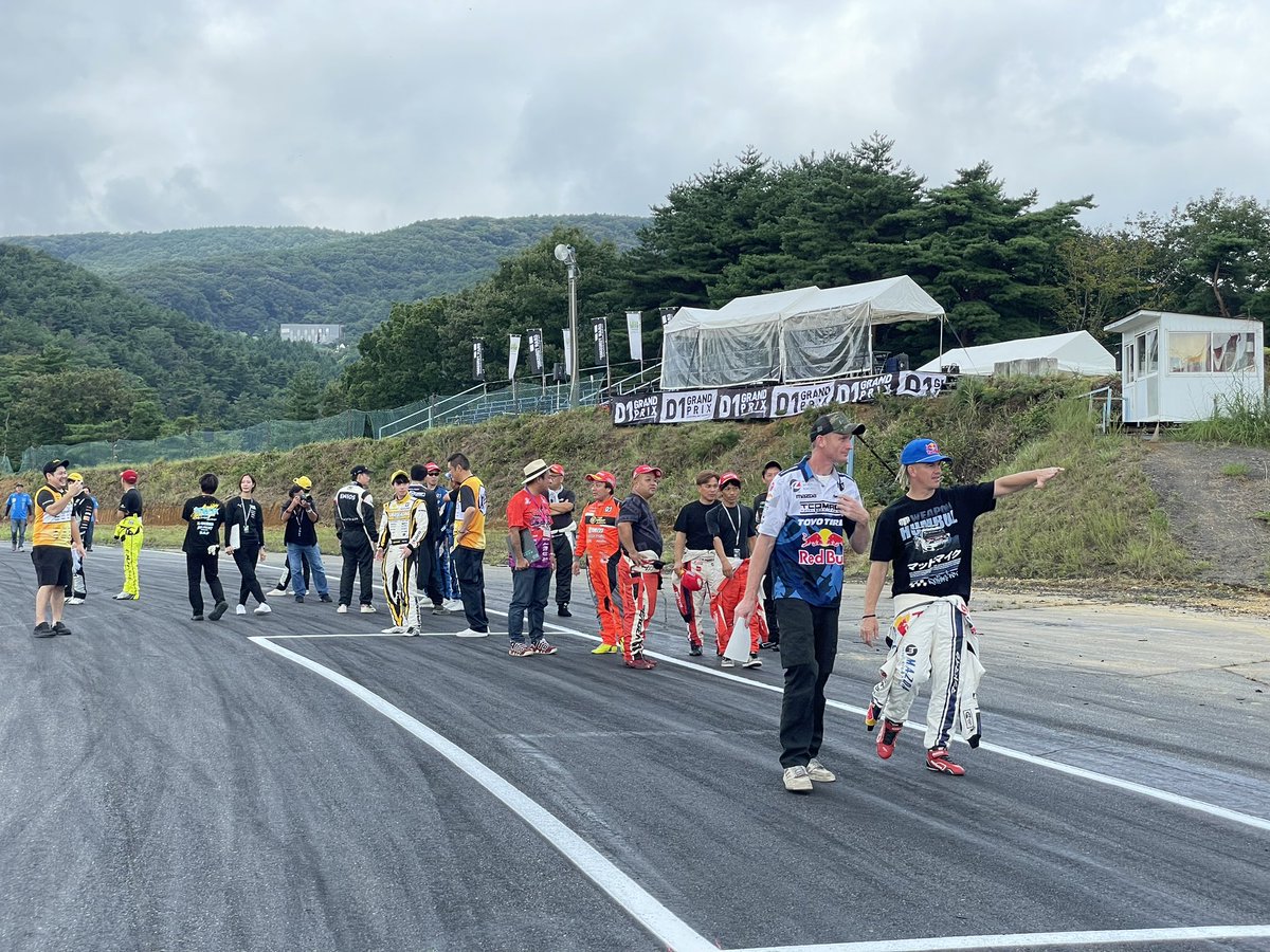 D1GRANDPRIX's tweet photo. グランツーリスモD1GPシリーズ第5戦EBISU DRIFT。走行を前に選手たちがコースを歩いて確認しています。#D1GP https://t.co/TIUxBQ7Clc
