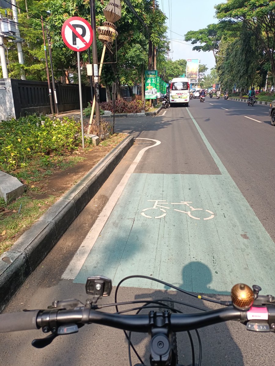 AdityHendrasena's tweet photo. @yusufgunawan Semoga permasalahan ini segera berakhir..... Ayo lah parkir seng bener,mungkin bisa numpang parkir di UB diseberang jalan malah jejer 3 Bis. https://t.co/4tyPX840Bs