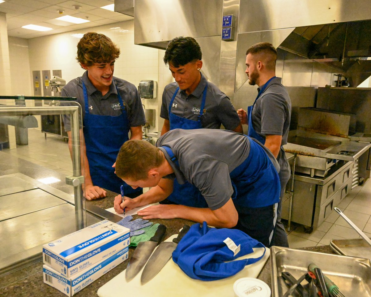 uncgspartans's tweet photo. And some action shots from the kitchen ๐งโ๐ณ๐ฝ๏ธ
#letsgoG #UNCGWay #AWeekAtTheG https://t.co/1a3yCcwACI