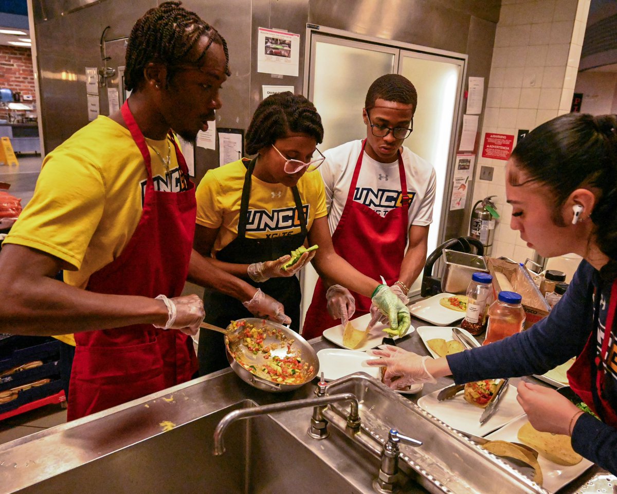 uncgspartans's tweet photo. And some action shots from the kitchen ๐งโ๐ณ๐ฝ๏ธ
#letsgoG #UNCGWay #AWeekAtTheG https://t.co/1a3yCcwACI