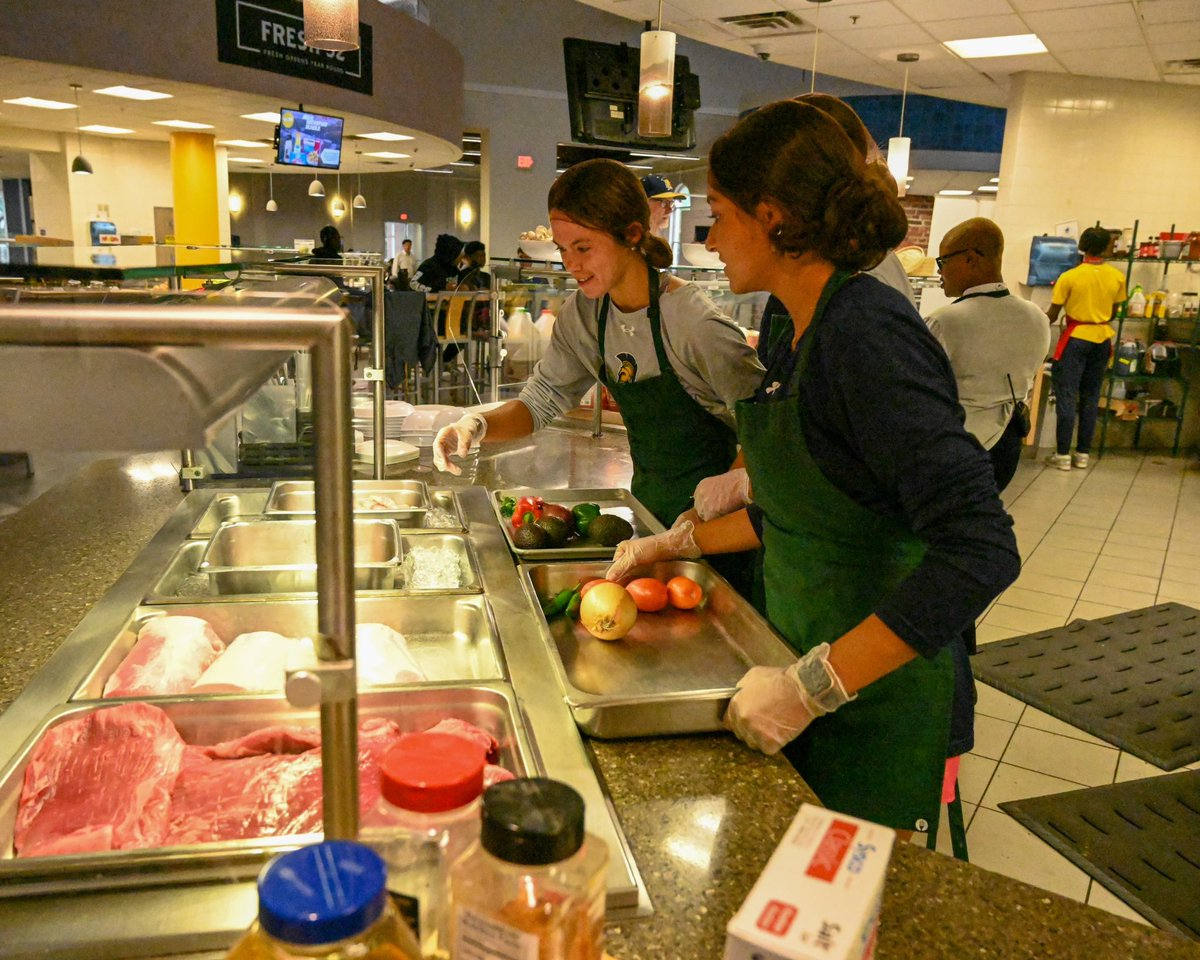uncgspartans's tweet photo. And some action shots from the kitchen ๐งโ๐ณ๐ฝ๏ธ
#letsgoG #UNCGWay #AWeekAtTheG https://t.co/1a3yCcwACI