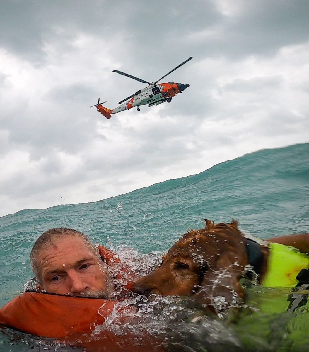 🇺🇲 | La Guardia Costera de Estados Unidos salvó a un hombre y a su perro  después de que su velero se hundiera frente a la costa de Sanibel esta  tarde durante, image size:1055x1200
