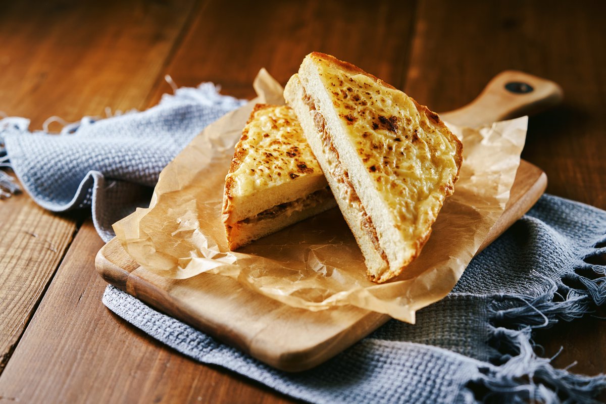 グリルダイニングのメニューに近江牛ハンバーグ（ラクレットチーズ）が