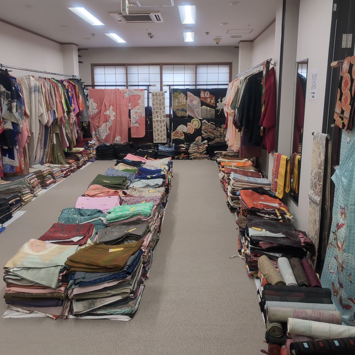 明日土曜日朝9時30分より
昔の着物市開催します。
今回は帯が大量展示
価格は110円より
お待ちいたしております