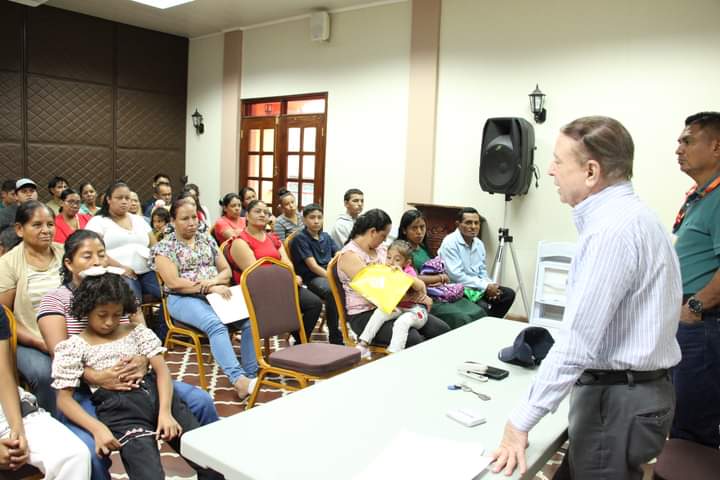 #Becas: #Estudiantes de colegios públicos y privados de #Comayagua fueron beneficiados con una importante #becaestudiantil, entregada por la <a href="/ComayaguaMuni/">Comayagua Alcaldía</a>, que dirige el #AlcaldeCarlosMiranda, para que cubran sus necesidades y avances en sus estudios. youtu.be/bI8OYf_ias8?si…