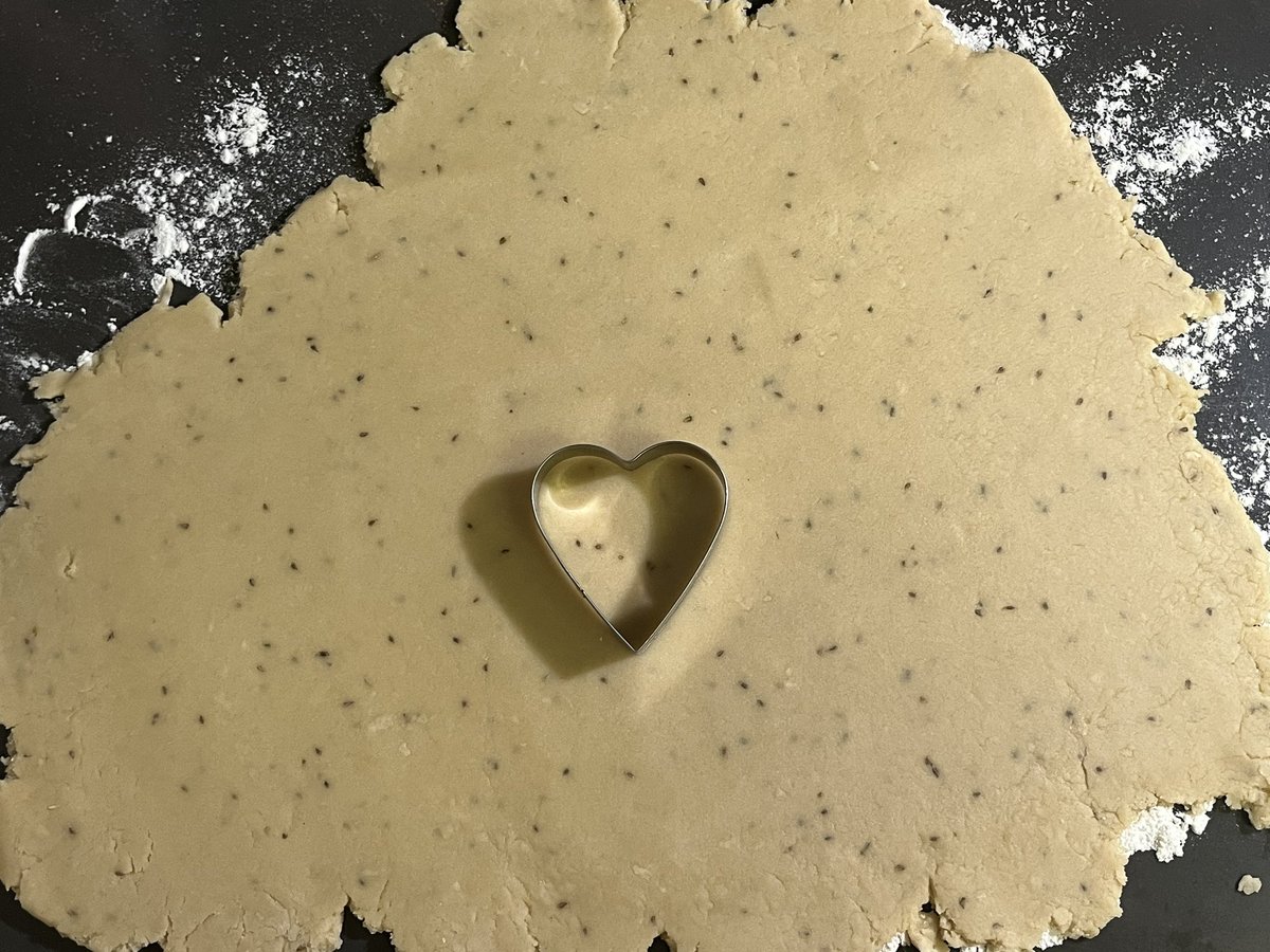 making cookies who wants one https://t.co/mLupjRQip3