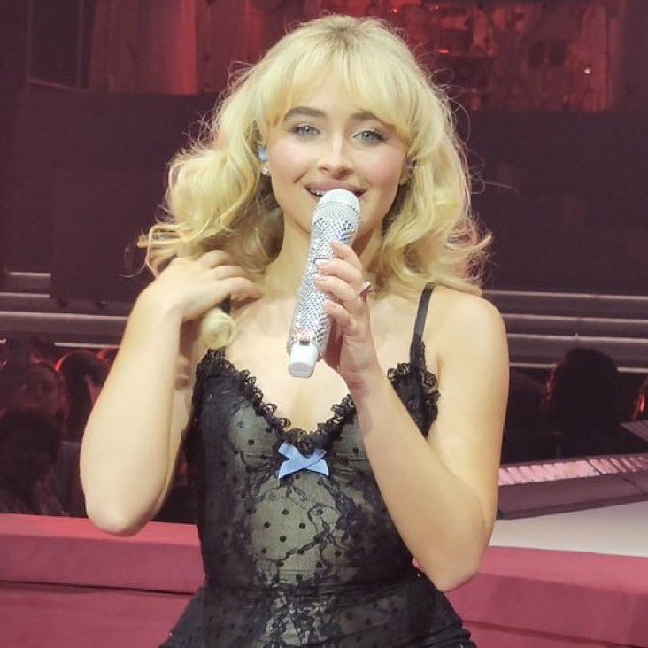 ESTourAri's tweet photo. 🚨| Sabrina Carpenter is performing "Kiss Me" by "Sixpence None The Richer" as the surprise cover song at tonight's show of the 'Short n' Sweet Tour' in Detroit, Michigan! #DetroitShortnSweet https://t.co/qLzXSuu5Ix