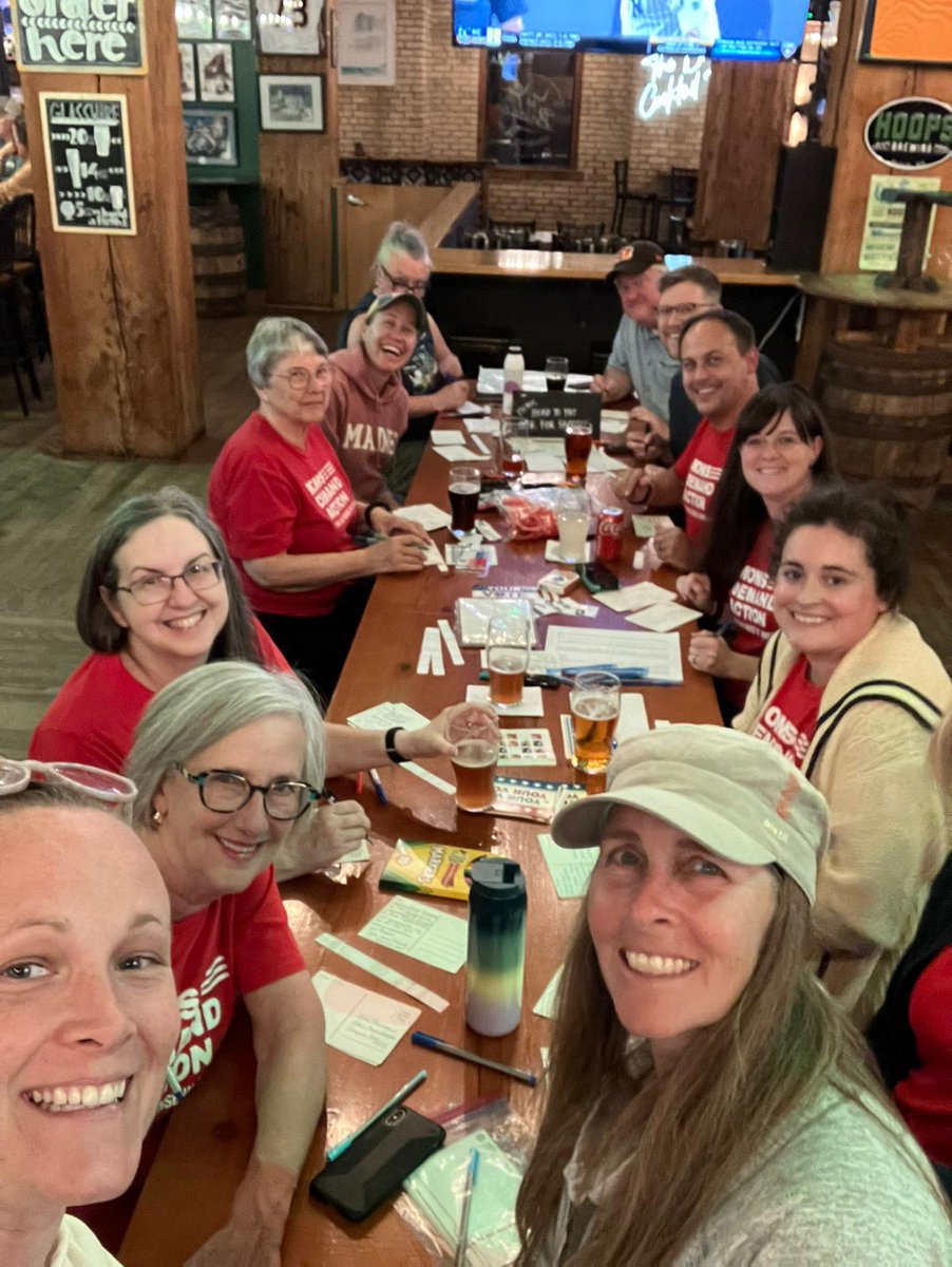 OBrienJana's tweet image. #Duluth @MomsDemand volunteers gathered to write postcards (and have a beer!) to help elect #gunsense candidate @munger4mn! Go to gunsensevoter.org to find the candidates in your area. #mnleg