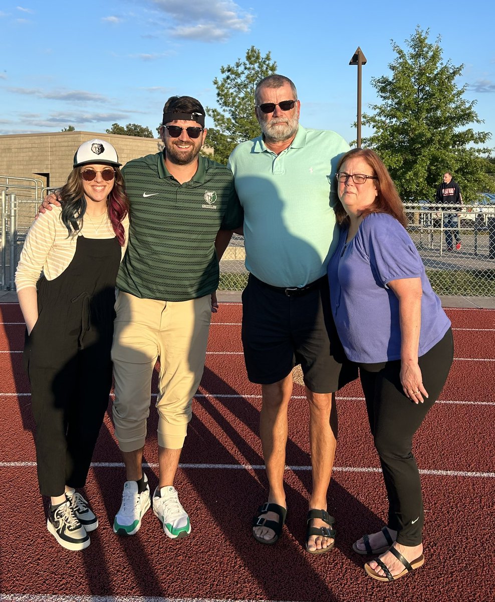 CoachCarter_3's tweet photo. The fellas keep putting on a show! 3 for Noah tonight, 2 for @KingstonBush01 and 2 for Grady! 48-24 victory against a super talented Lange team! 

Shout out to the fam for making the trip in town to watch the #GrizzlyBearRaid 

@Coach_Perkins @CoachAHarrell11 https://t.co/kPysxZ1wNS