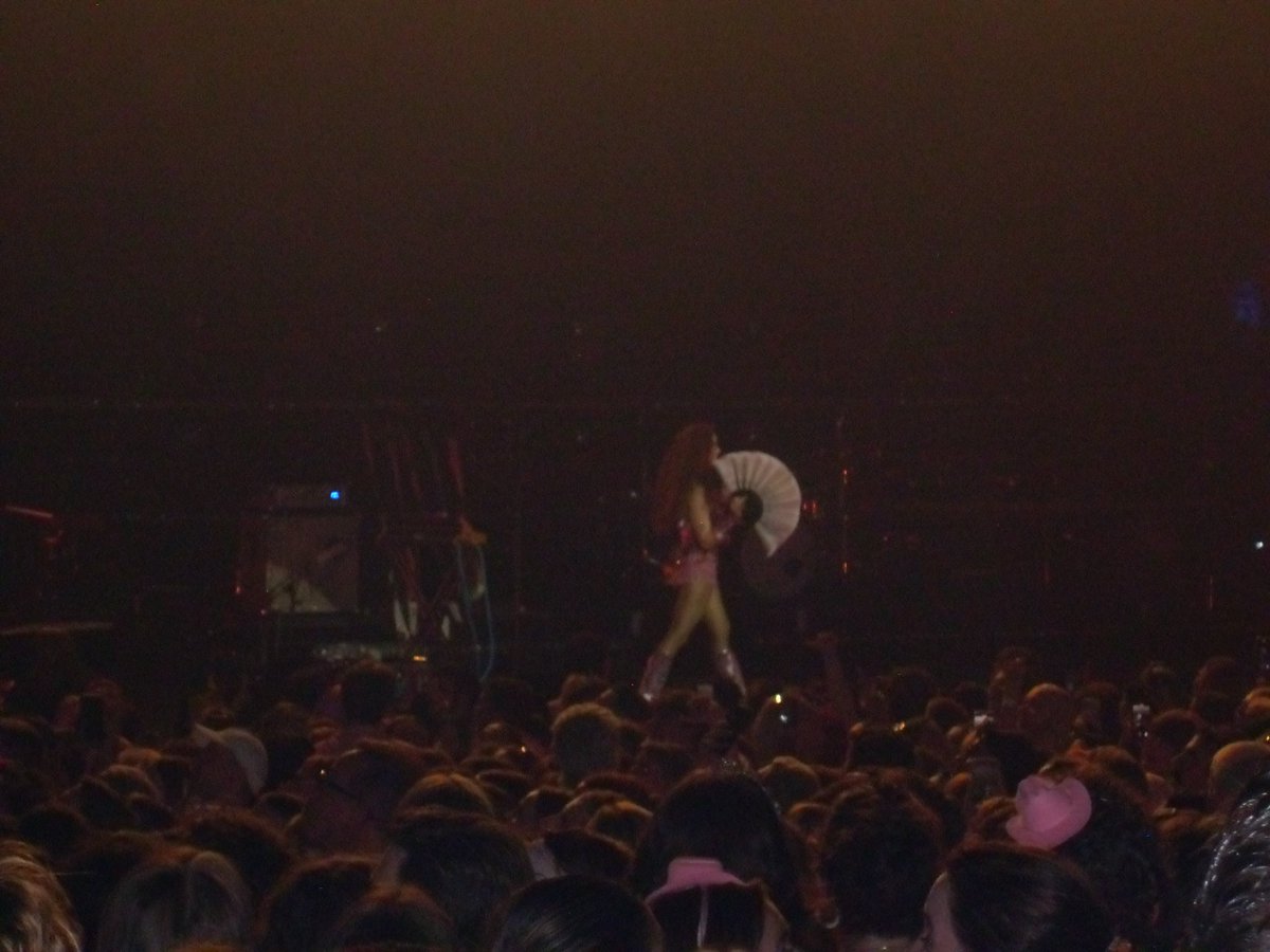 eijibun's tweet photo. one thing abt me is i’m gonna bring my shitty 15 year old digital camera to every concert i go to https://t.co/6lofcCs5Oi