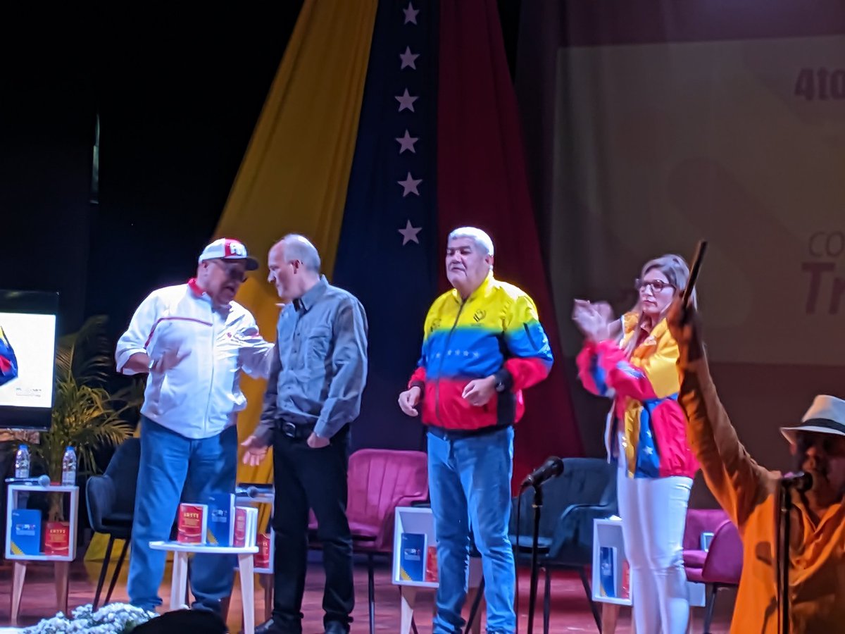 Tupamaros presente en la instalación del cuarto encuentro nacional de los CPTT hacia el empoderamiento de la clase obrera.
<a href="/NicolasMaduro/">Nicolás Maduro</a> 
<a href="/dcabellor/">Diosdado Cabello R</a> 
<a href="/WBenavides_MRT/">Williams Benavides</a> 
<a href="/TupamaroMRT_/">Movimiento Revolucionario TUPAMARO Vzla.</a> 
<a href="/BolivarMrt4/">BolivarRebeldeMRT</a>