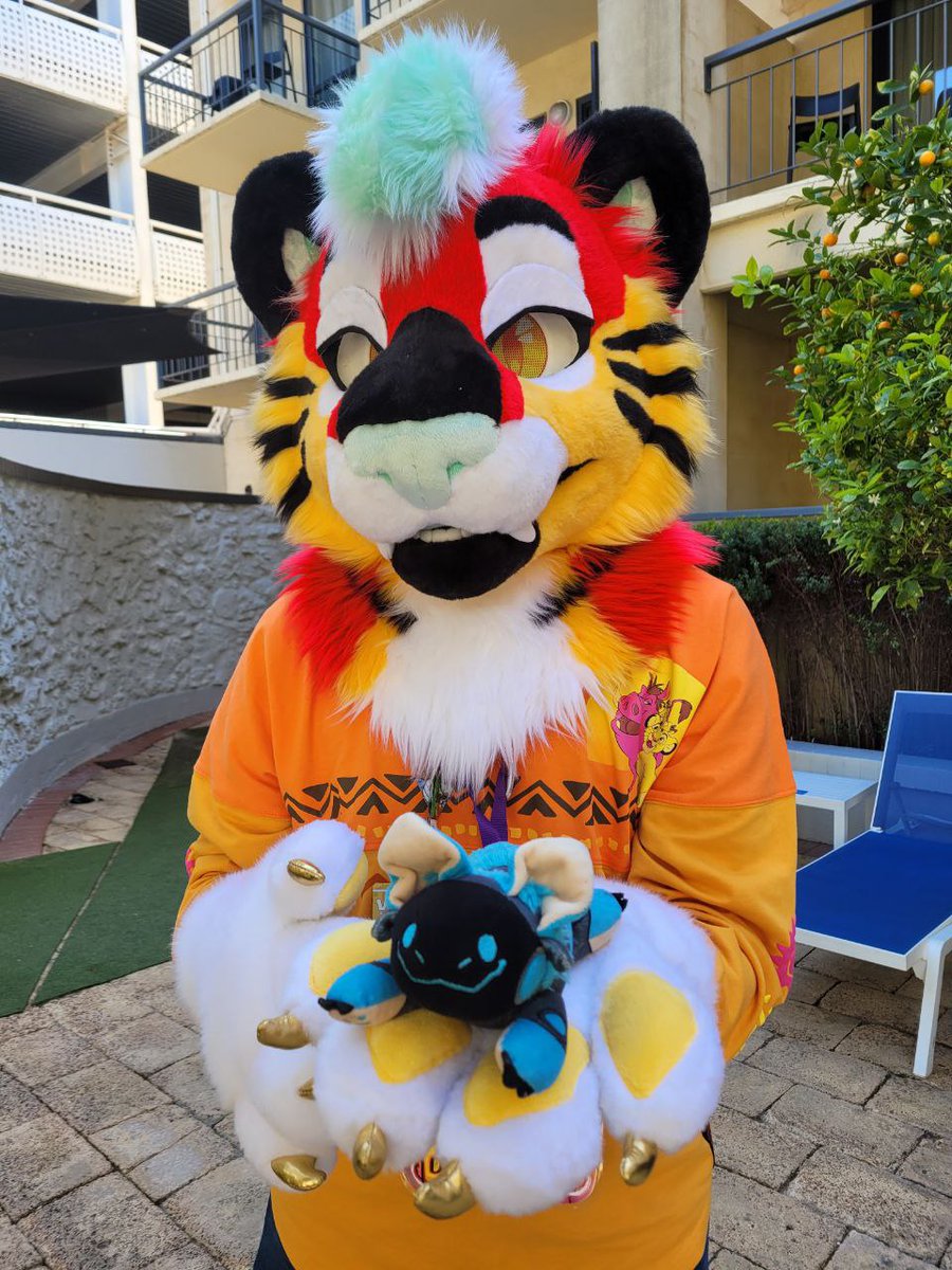 #FursuitFriday I hope you guys have an awesome day ❤️💛