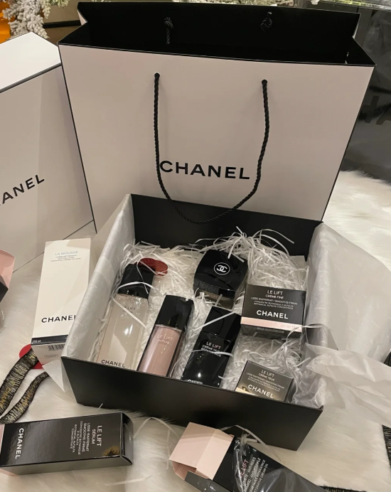 EllaJacque622's tweet photo. Chanel cosmetics purchased https://t.co/zT040kvvFF