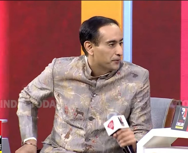 JaikyYadav16's tweet image. सैफ अली खान ने राहुल कंवल का मोए मोए कर दिया😂😂

राहुल कंवल ने सैफ अली खान से पूछा कि 

आपको कैसे राजनेता पसंद हैं? 

इसपर सैफ अली खान ने कहा कि उन्हें ईमानदार और साहसी नेता पसंद हैं

इसके बाद राहुल कंवल ने ढालते हुए पूछा कि सैफ अली खान मोदी जी तारीफ़ करें मगर

सैफ अली खान ने…