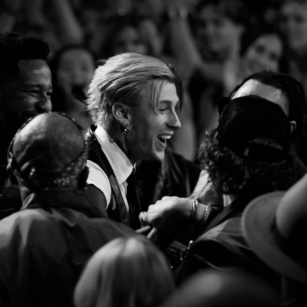 Once again,
People can NOT and will NOT keep <a href="/machinegunkelly/">blonde don</a> in a box.