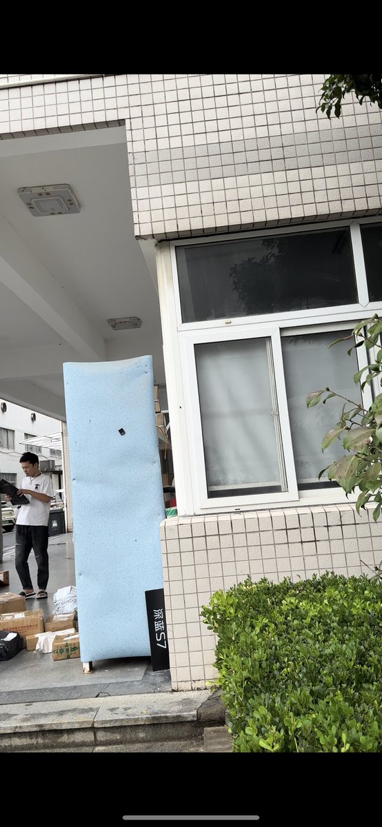 Sksns445347's tweet photo. 终于拍到了，帅气小哥哥，全部给了垃圾桶 真浪费 https://t.co/e3RqSJsr25