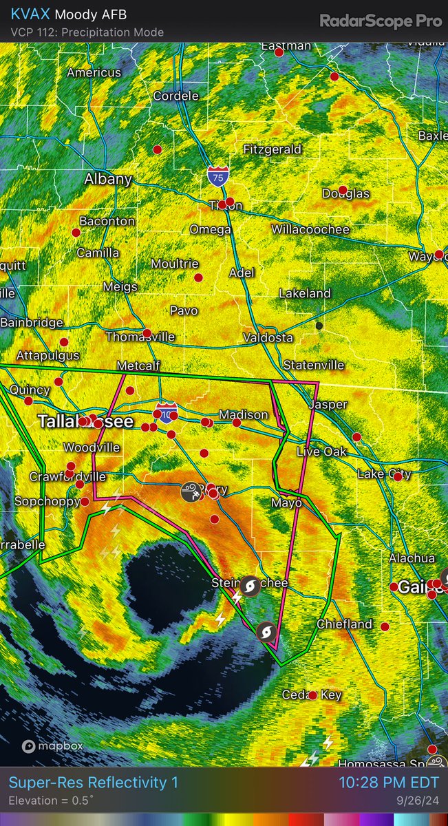 weather_studios's tweet photo. Hurricane Helene is about to make landfall!
The center is moving on shore and we get an official landfall in the coming minutes. https://t.co/1DqLmtXasa