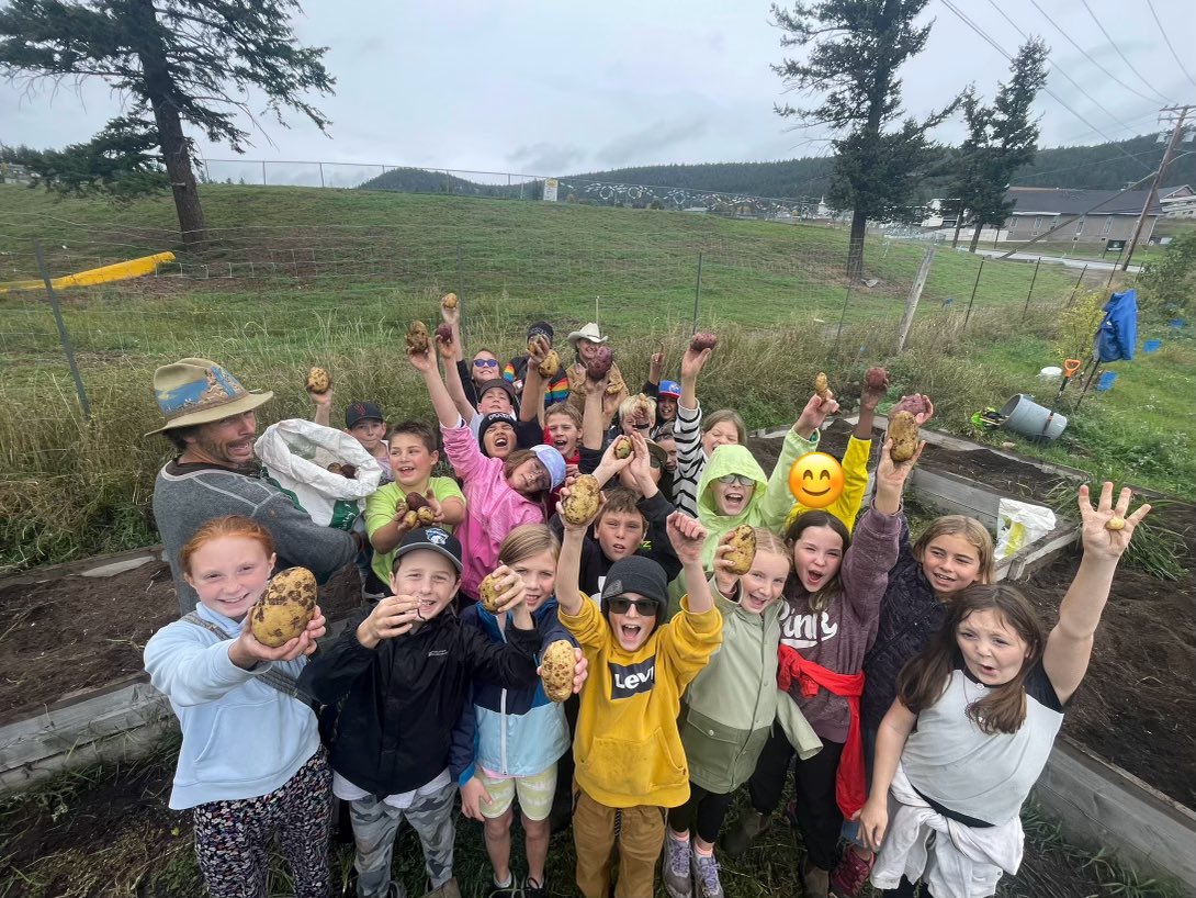 Holly Zurak (@hollyzurak) on Twitter photo Mme Jonesā class visited the Community Garden with Oliver this weekend to harvest potatoes the same students planted last spring. Look at these buds with spuds! #NesikaLearns @HCTF_Education <a href="/takemeoutside/">Take Me Outside</a> Mme Jonesā class visited the Community Garden with Oliver this weekend to harvest potatoes the same students planted last spring. Look at these buds with spuds! #NesikaLearns @HCTF_Education <a href="/takemeoutside/">Take Me Outside</a>