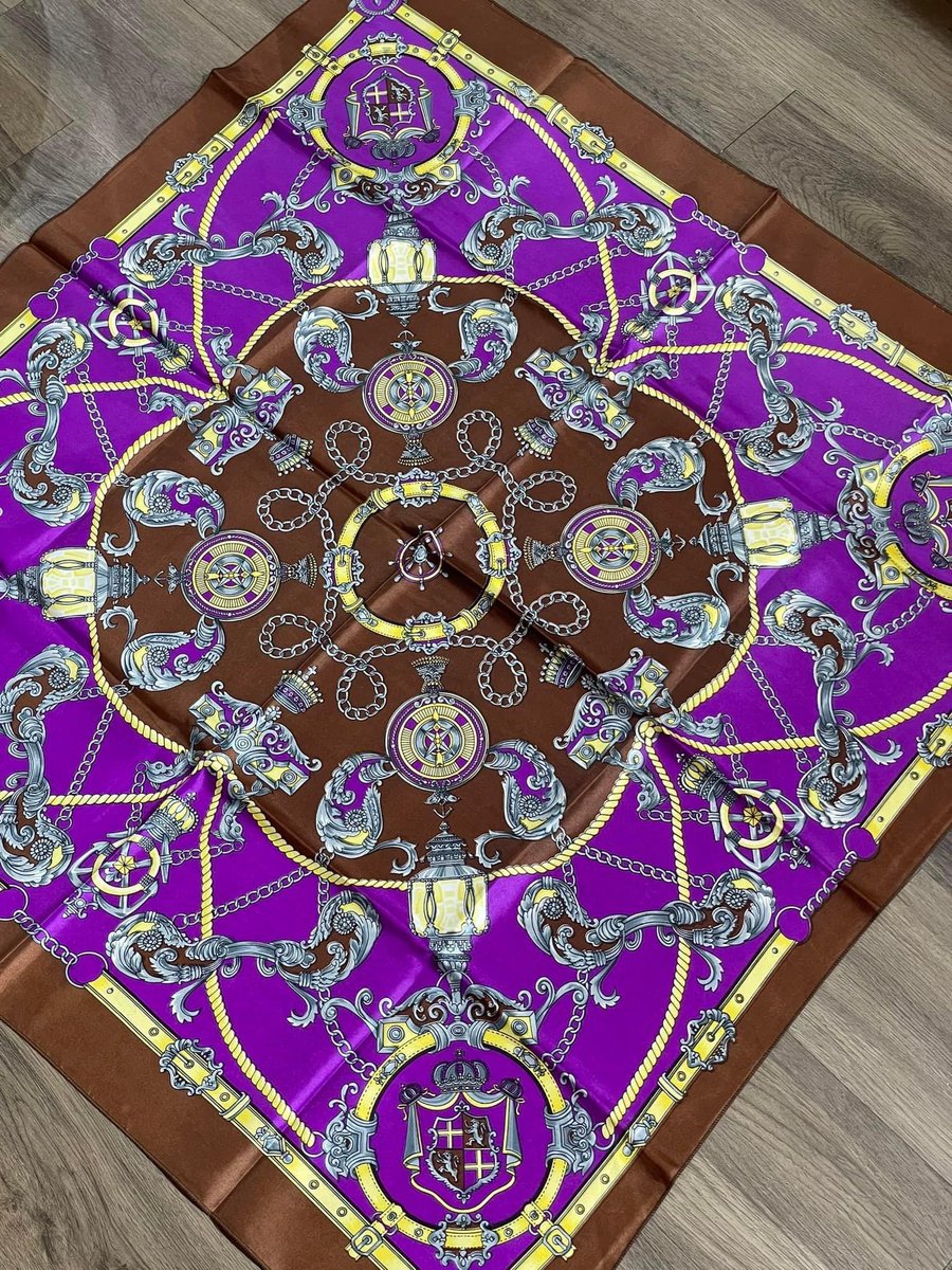 Khăn lụa hoạ tiết size 85cm, mới 98% -  129k