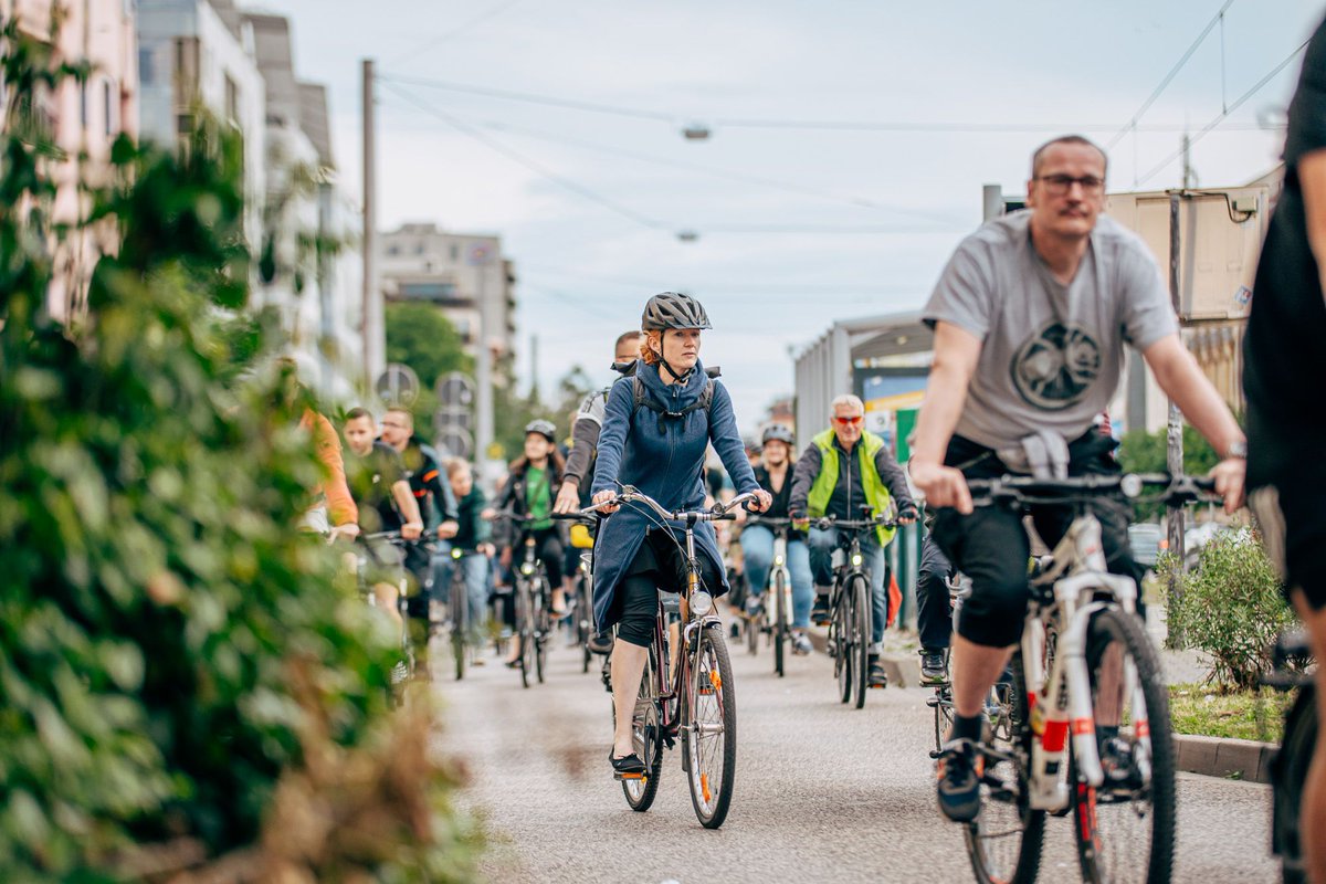 Radkultur_MD's tweet photo. Heute um 19 Uhr startet am Elbbalkon wieder die Critical Mass für eine entspannte herbstliche Fahrradtour durch Magdeburg.💡 Denkt an ausreichend Licht am Fahrrad!

(Bilder vom Mai 2024) https://t.co/RKZxl422Mo