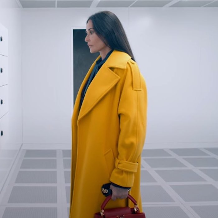 JillianChili's tweet photo. Elisabeth Sparkle’s yellow coat in THE SUBSTANCE possessing the same yellow color as the eggs depicting the effects of the activator, showing she is the matrix and the constant of Elisabeth/Sue as everything about her changes except for the coat. https://t.co/s1CrlGXrvU