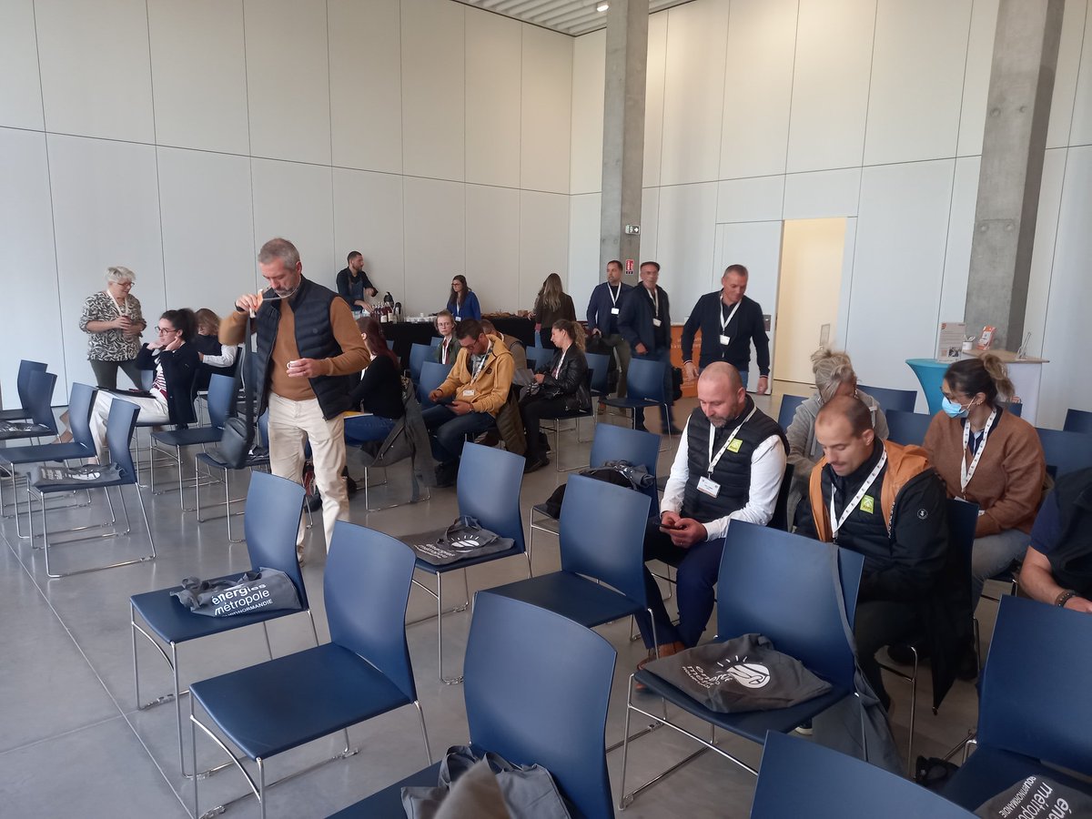 CAPEB76's tweet photo. La #CAPEB Seine-Maritime participe à  la réunion Fonds Air Bois de la #MétropoleRouen au hangar 108. L'occasion pour les professionnels de découvrir la Charte d'engagement mise en place permettant une installation qualitative de chauffage au bois. Performance et qualité de  l'air https://t.co/fkHd7NFV8o