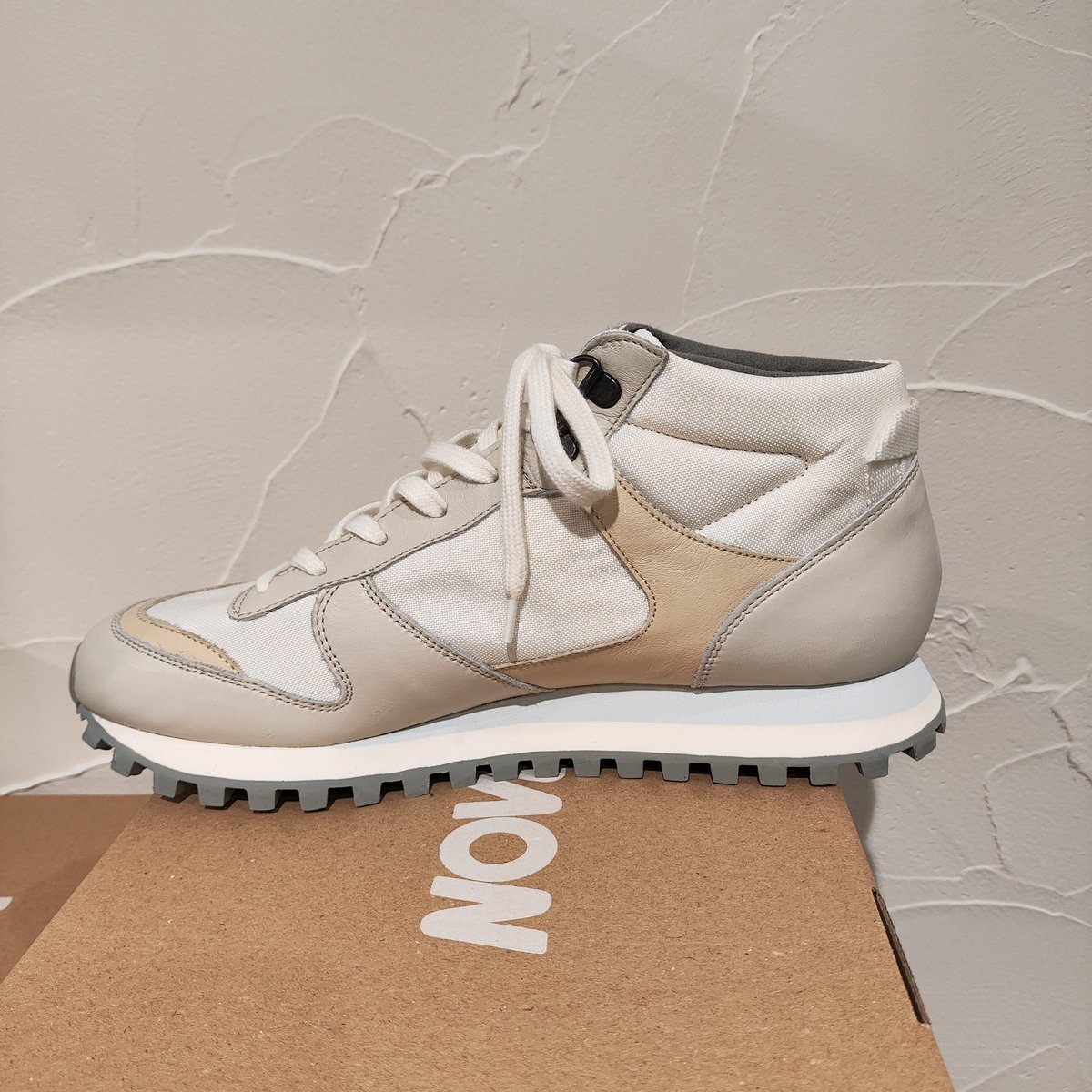 get_going_inc's tweet image. NOVESTAのスニーカーが入荷しました！

MARATHON HIGH APEX LIGHT GREY SMOOTH LEATHER 

くるぶし丈のハイカットにボリュームのあるトレイルソールが付いたモデル。見た目よりも軽量で、もちろんNOVESTAならではの履き心地も👍

細身のパンツに合わせたくなります😉

#NOVESTA 
#フナナカ洋装店