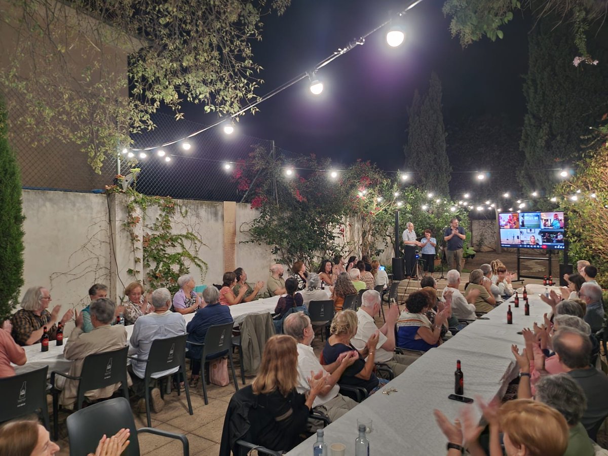 ocbcat's tweet photo. 📚 Celebram el #SoparEstellés, un sopar literari per recordar i celebrar la figura del poeta valencià Vicent Andrés Estellés amb connexions simultànies a Palma, València, Barcelona, Perpinyà, Andorra i Brussel·les. 

✍️ Amb la col·laboració d'@escriptorsAELC i @PENCatala, unim gastronomia i literatura per recordar el poeta de Burjassot.

🎭 Enguany, en el centenari del seu naixement, hem pogut gaudir de l'espectacle "Va com va: tornar a les arrels" de @vacomvateatre en tribut a la paraula d'Estellés, sopar a càrrec d'@apaema i micròfon obert per tancar la jornada.