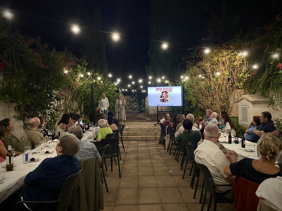 ocbcat's tweet photo. 📚 Celebram el #SoparEstellés, un sopar literari per recordar i celebrar la figura del poeta valencià Vicent Andrés Estellés amb connexions simultànies a Palma, València, Barcelona, Perpinyà, Andorra i Brussel·les. 

✍️ Amb la col·laboració d'@escriptorsAELC i @PENCatala, unim gastronomia i literatura per recordar el poeta de Burjassot.

🎭 Enguany, en el centenari del seu naixement, hem pogut gaudir de l'espectacle "Va com va: tornar a les arrels" de @vacomvateatre en tribut a la paraula d'Estellés, sopar a càrrec d'@apaema i micròfon obert per tancar la jornada.