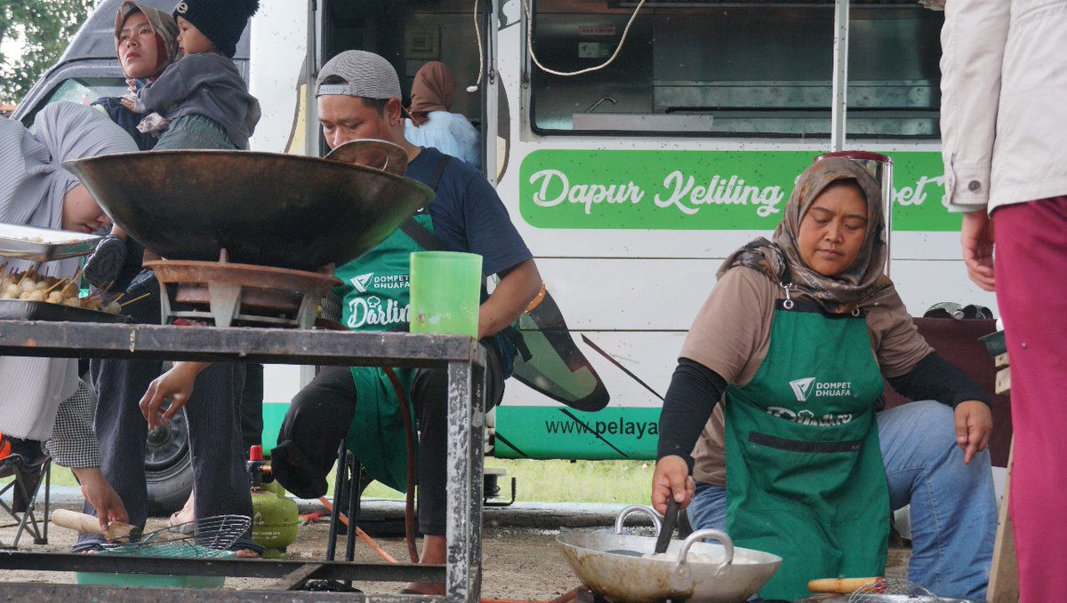 dmcddofficial's tweet photo. Sebanyak 70 porsi makanan yang terdiri dari aneka macam makanan seperti bakso goreng, cilor, cimol, otak-otak, nugget, basreng goreng, toge-tahu, sosis-tahu, dan sosis goreng.

Penyintas menikmati aneka makanan ringan buah kolaborasi Iman Kustaman dan Dompet Dhuafa. https://t.co/3fCu3bogxU