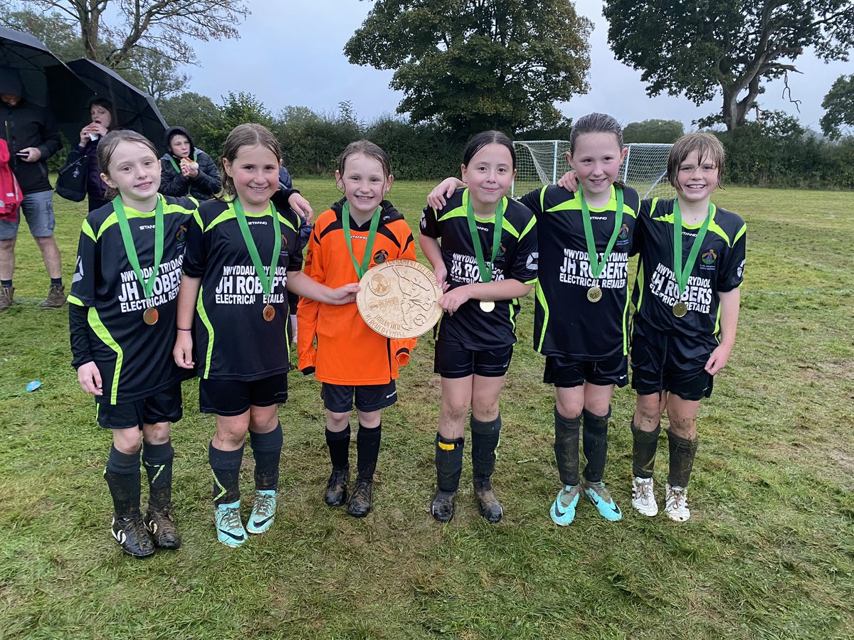 CarregHirfaen's tweet photo. Am noson yn nhwrnamaint Pêl Droed Dyffryn Cledlyn! ⚽️
Pawb wedi chwarae’n arbennig er gwaetha’r glaw! Llongyfarchiadau i dîm y merched ac i dîm bechgyn bl 6 am ennill yn y ffeinal, ac i dîm bl3 am gyrraedd y ffeinal. Da iawn pob un!! ⭐️ https://t.co/seg8xPQdpr