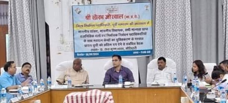 PradeepSarraf14's tweet photo. जिला पदाधिकारी श्री सौरभ जोरवाल जी एवं माननीय विधायक गण,सभी राजनीतिक दलों के प्रतिनिधि के साथ। https://t.co/q5W6H1NIvB