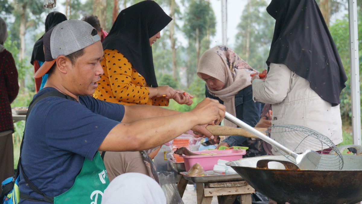 dmcddofficial's tweet photo. ”Alhamdulillah setelah saya dapat kabar (kolaborasi kegiatan). Saya bangga sekali bisa berbagi makanan khas buatan saya sendiri,” ucap Iman Kustaman saat ditemui di Posko Pengungsian Dusun Buka Tanah, Desa Cikembang, Kecamatan Kertasari, Kabupaten Bandung pada Kamis (26/09/2024). https://t.co/PKQ8LLtXDw