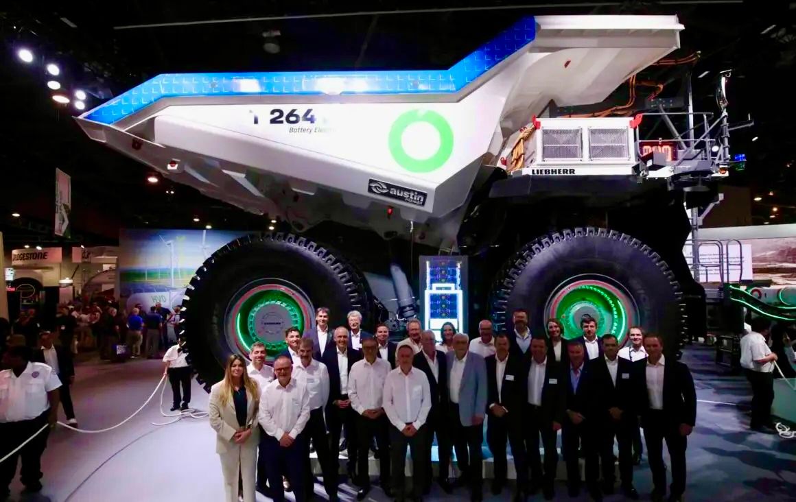 Fortescue Metals will invest $4 billion for hundreds of giant electric haul trucks, electric dozers and electric excavators.

Its new 6MW EV fast charger will also charge the huge 1.9 MWh batteries for the massive 240 tonne EV haul trucks in just 30 mins.

smarterfutur.es/4eGerDe