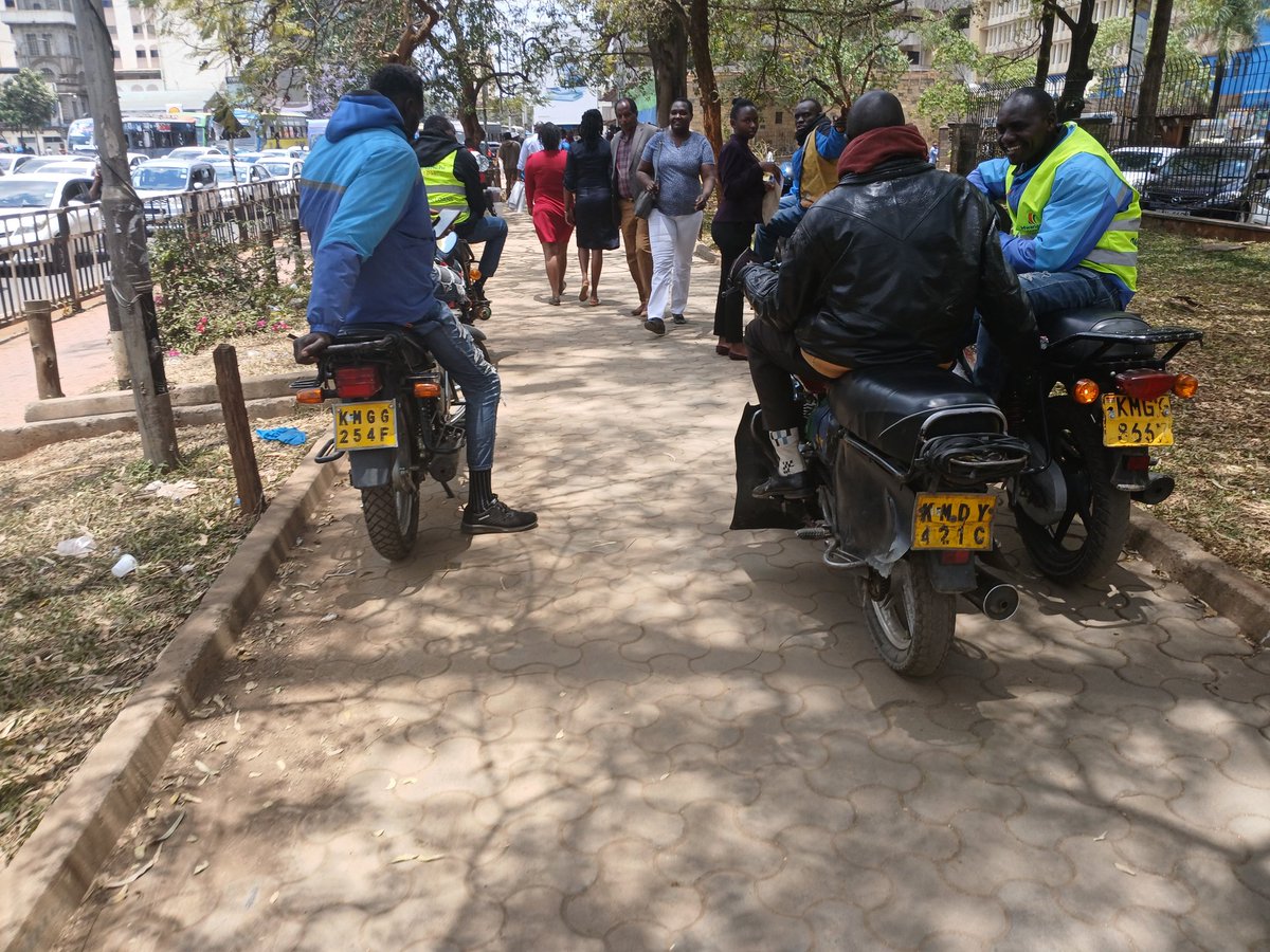 PavementsSafe's tweet photo. @SakajaJohnson, this is on the #walkway opposite Joseph Murumbi Gallery, where the walkway has been taken over by #bodaboda s leaving very little space for #pedestrians.Something needs to be done for sure.
#pedestriansafety #safewalkways
@MikeBloomberg @Ma3Route Mama Ngina https://t.co/A4vG4KmvBg