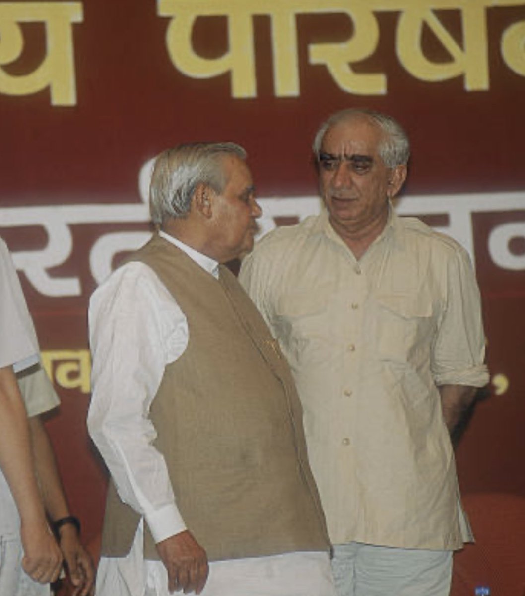 RajendraBhinyad's tweet photo. पुण्यतिथि विशेष >इस तरह का लीडर रेअर पैदा होता है।शालीन धीर गंभीर गहरा विद्वान सब कुछ उनकी शख़्सियत में था।उनके व्यक्तित्व में एक क़िस्म की असल विराटता थी ,जो बिना प्रचार या पाखंड के उनके व्यक्तित्व की विशालता के कारण थी।वो एक आदर्श पार्लियामेंटेरियन थे उनके पास हाऊस में कहने के लिए ठोस व कन्सट्रक्टीव बात होती तभी हस्तक्षेप करते ओर उनको गंभीरता से लिया भी जाता व सुना भी जाता।उनकी भाषा उच्च कोटि की थी English उनके मुक़ाबले संसद में बोलने वाले बमुश्किल ही कोई थे वैसी ही अच्छी हिंदी ओर इतनी ही बढ़िया मारवाड़ी ।उनकी भाषा में बहुत ही शालीनता भी थी ओर बात में कंटेंट भी होता था।वो नेताओं की उस जमात में नहीं थे जो अननेसेसरी ज़ोर ज़ोर से चिल्ला कर बोलते हैं बहुत सहज बातचीत की शैली में हाँ बात में दम ओर वजन दोनों था।भारत में वाजपेयीजी की सरकार संचालन के समय जो पोलिसी  मेकिंग में एक्सीलेंसी उन्होंने दिखाई वो तो अपने आप में उदाहरण है।फ़ोरेन पोलिसी डिफेंस फायनेंस तीनों मिनिस्ट्री की जटिलता को समझना ग्लोबल दुनिया में आगे आने वाले 50 साल की कल्पना लेकर दिशा बनाना ।हाईड्रोकार्बन ,टेलीकम्यूनिकेशन ,इन्फ़्रास्ट्रक्चर को लेकर सरकार के टास्क फ़ोर्स के वो चैयरमेन रहे।अपने मंत्रालय में एक फ़ौजी जनरल जैसा वर्क कल्चर था उनके दफ़्तर में एकदम कीप साईलेंस ,सिर्फ़ काम की टू द पोईंट कम लफ़्ज़ों में बात व सभी को टाईम बाउंड काम।उनके दफ़्तर में कोई फ़ाईल 24 घंटे से अधिक पेंडिंग नहीं रह सकती उसका निस्तारण आवश्यक था।इस मुश्किल टास्क को पूरा करने के लिए अफ़सर पसीना पसीना हो जाते।कई माईल स्टोन तय किए पर कभी भी अपने मुँह से खुद के कामों को ना गिनाया ना तारीफ़ ही की।कोई दूसरा कहता तो एक ही शब्द था ‘ओ जसवंतसिंह नी करियों भई आ इण धरती रा गुण है ईश्वर करावे सब’।फिर गीता का श्लोक बोलते ओर कहते ‘अहंकारी लोग ये दावा करते कि मैंने मैंने किया हमारी करने की औक़ात ही कितनी है’।अकाल के वक्त टूर पर आए राजस्थान ,वित्त मंत्री थे गहलोत की पहली सरकार थी पत्रकारों ने गहलोत सरकार पर सवाल किया तो बोले ‘म्हे अठे गोरमेंट री खुड़ी खोतरण (अकारण कमी ढूँढना)खातर कोनी आयो सेंटर कंई मदद कर सके ऐ देखण आयो हूँ ‘’।हमारे सार्वजनिक जीवन से ये भाषा ही ग़ायब हो गई अब तो।उनको झूठ दिखावे नेताओं के तामझाम ओर क़ाफ़िला संस्कृति से नफ़रत थी पुलिस एस्कॉर्ट वालों को बुलाकर अक्सर कहते “थे क्यूं तेल बालो हो म्हने अठे कुण खावे “।कभी लालबत्ति लगी गाड़ी यूज नहीं की हूटर तो दूर ड्राईवर को होर्न ना बजाने के भी सख़्त निर्देश थे।कभी वोट के लिए कोई वादा नहीं ,कभी किसी को झूठा आश्वासन नहीं ,कभी खुद किसी काम का श्रैय न लेने का भाव ,गुणगान व चापलूसी को बिल्कुल हिक़ारत से देखते नारेबाज़ी हा हुल्लड़ को बिल्कुल सख़्ती से नापसंद करते।कई बार किसी नेता के आगमन पर नारेबाज़ी वग़ैरह होती तो मंच पर बैठे बैठे असहजता से कहते ‘ऐ क्यूं गैलायो करें’।गीता रामचरितमानस हरिरस के दोहे व श्लोक कंठस्थ थे भारी स्प्रिचुअल टेस्ट था बाला सतीजी के प्रति एकनिष्ठ आस्था।उनके जितना बुकिश लीडर भारत में शायद ही दूसरा हो ,रेयर किताबों से भरी लाईब्रेरी ,मोजार्ट व इंडियन क्लासिकल या पश्चिमी राजस्थान के भजन बहुत धीमी आवाज़ में अपनी किताबों से भरी छोटी सी ओफिस में सुनते रहते।जीवन में एक फ़ौजी अफ़सर जैसा अनुशासन ओर जुनून की हद तक वक्त की पाबंदी ।उनसे आप 10 बजे का समय लेकर 10 बजकर 1मिनट पर नहीं मिल सकते।उनकी लिखी दर्जनों किताबें ओर आर्टिकल उनके विधाव्यसन विधानुराग की गवाह है।वो व्यक्तिगत जीवन में घोर ट्रेडिशनल टिपिकल मालाणी मेन थे पर विचार ओर पोलिसी मेकिंग में अल्ट्रामोर्डन थे।फ़ौज मालाणी व अपने ननिहाल खूहड़ी के संस्कार व जीवन मूल्य एक स्टंच सनातनी धार्मिक ,स्वाभिमानी राजपूत इन सबसे उपर वो एकदम ट्रू सेंस में सच्चे भारतीय थे वो भारत के अब तक के बेहतरीन विदेश मंत्री रहे है।उनके गुणों ओर व्यक्तित्व की छाप जीवन से कभी जा नहीं सकती क्यूँकि उनके जैसा दूसरा कोई दिखता नहीं।जसवंतसिंहजी की चौथी पुण्यतिथि पर सादर श्रधासुमन ।सादर -राजेंद्रसिंह  भिंयाड़ #JaswantSingh