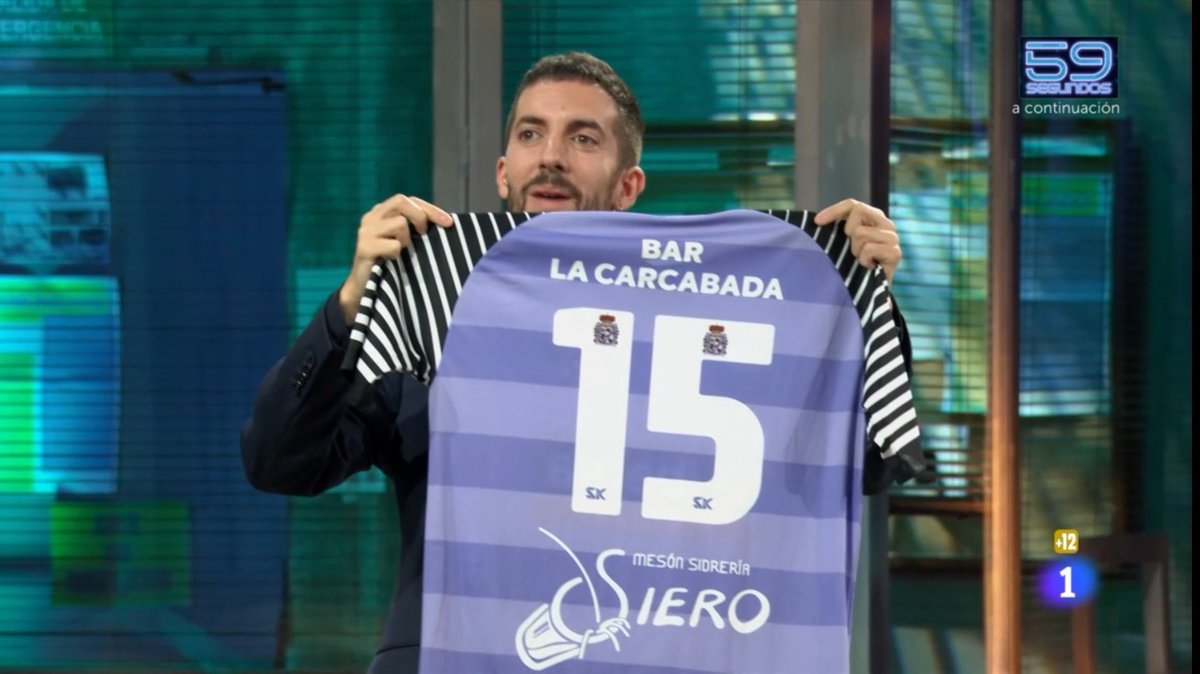laminadelfutbol's tweet photo. David Broncano en La Revuelta con la camiseta del UD Sariego. Esta sí que no la vimos venir 😅 https://t.co/LcfX1ppDqa