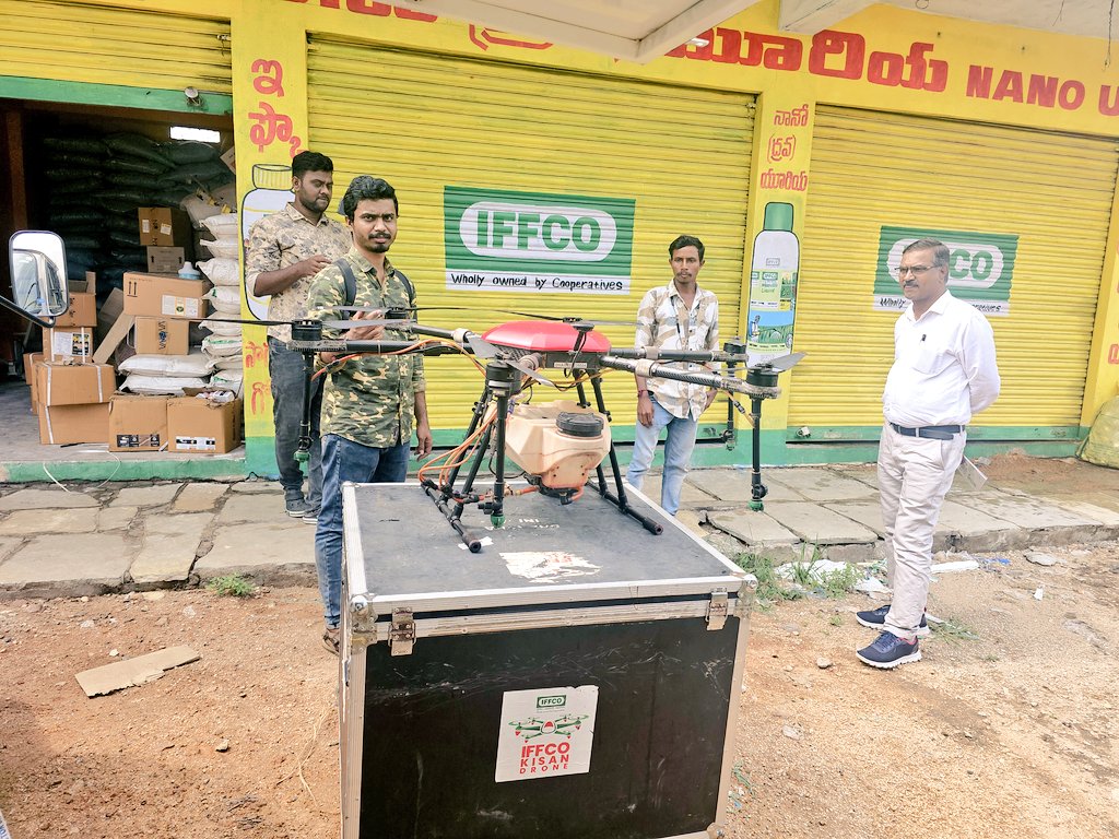 imbasu77's tweet photo. Drone Technology is taking farming to the next level in Siddipet, #Telangana! Visited a CSC VLE Society in partnership with #IFFCO, where #drones have covered 8,000+ acres of farmland, boosting productivity! 🌾 @TelanganaCMO
 #AgriTech #farming

Want to know how? Read on ⬇️
1/3 https://t.co/7hHEcltRNc